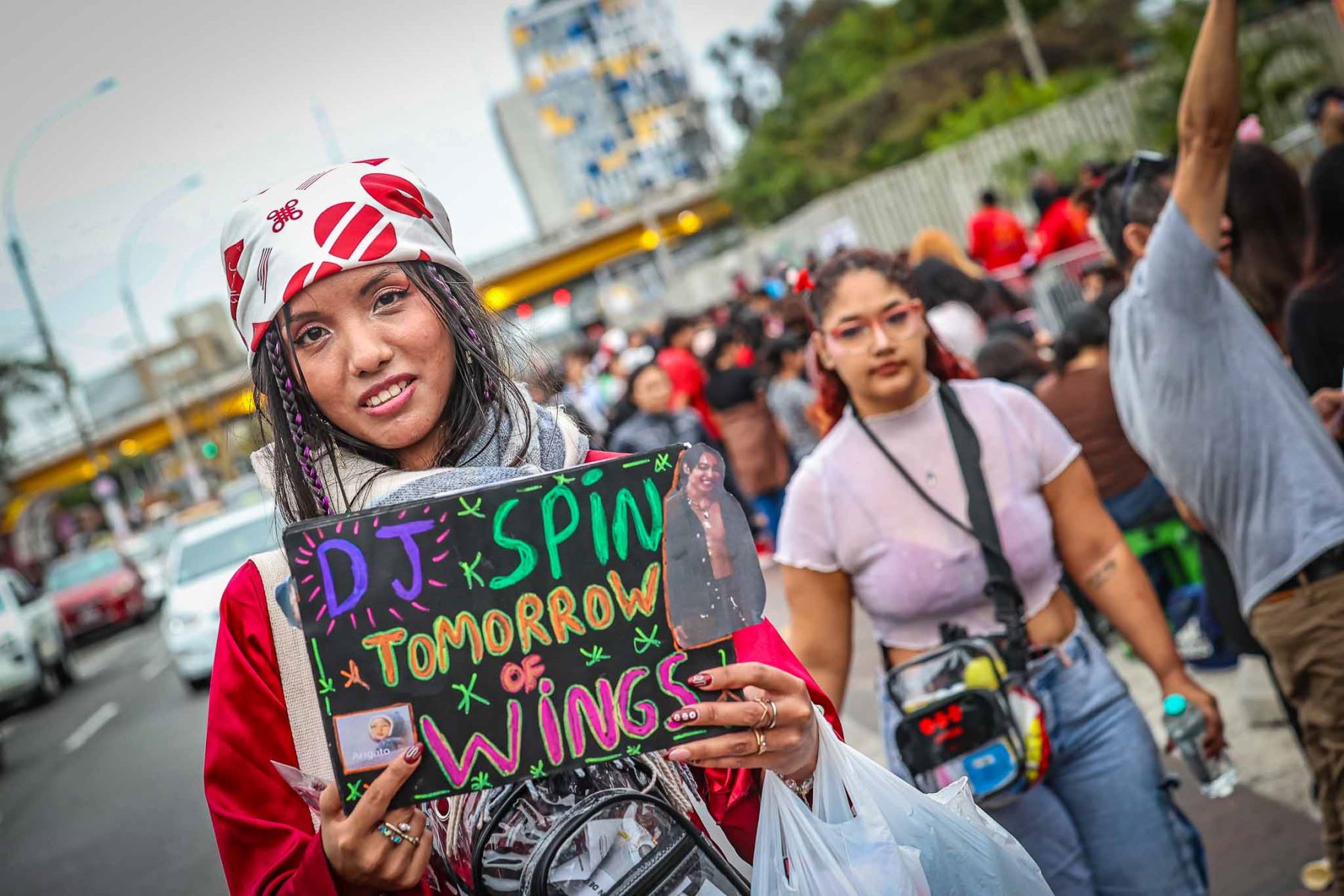 La llegada de BTS genera una gran movilización de sus seguidores en Lima. Fans provenientes de distintas regiones del Perú y de países como Bolivia, México y Panamá se reúnen en el Estadio San Marcos para asistir a los tres conciertos que la agrupación ofrecerá en la capital peruana durante su gira mundial BTS World Tour “Arirang”.