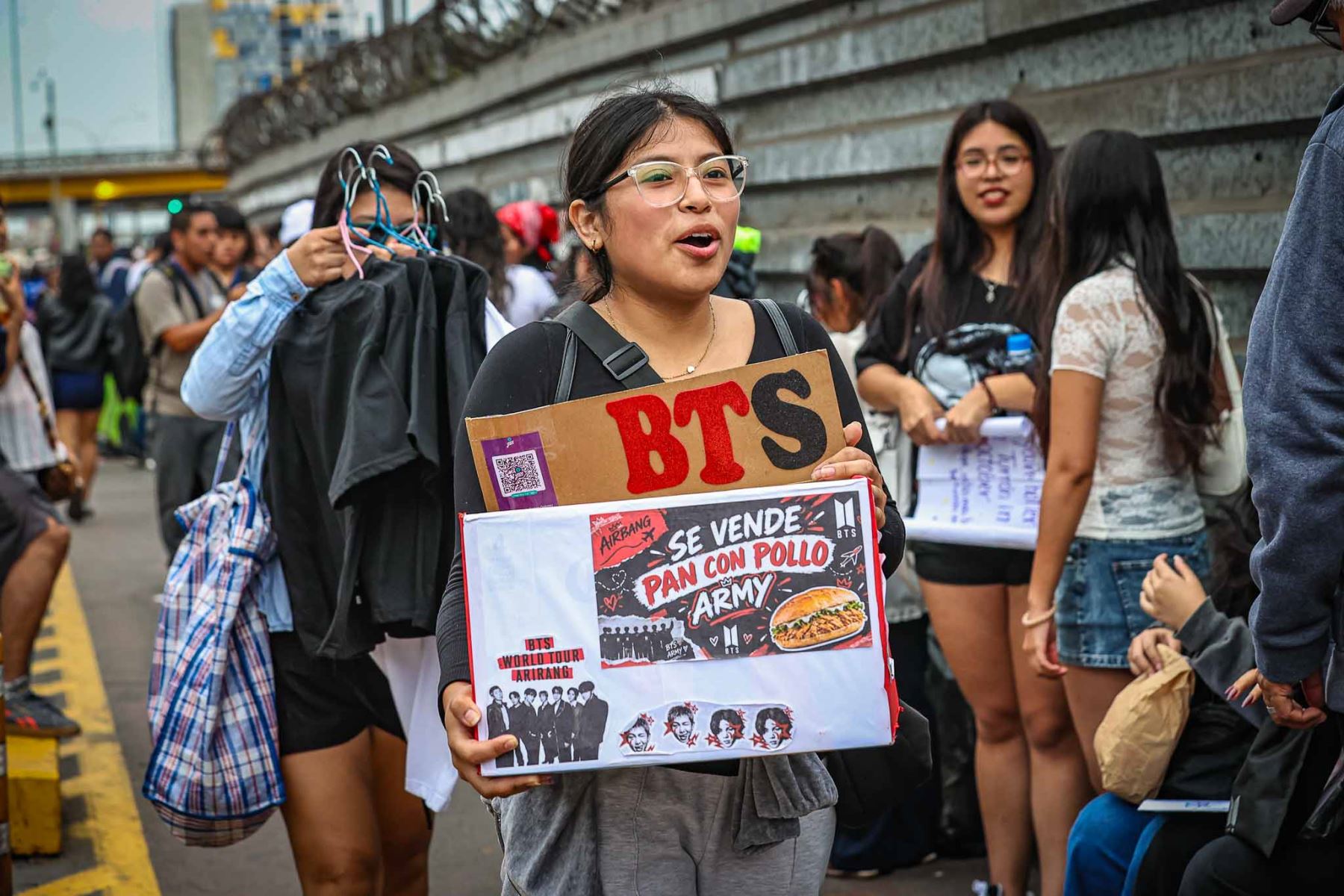 La llegada de BTS genera una gran movilización de sus seguidores en Lima. Fans provenientes de distintas regiones del Perú y de países como Bolivia, México y Panamá se reúnen en el Estadio San Marcos para asistir a los tres conciertos que la agrupación ofrecerá en la capital peruana durante su gira mundial BTS World Tour “Arirang”.