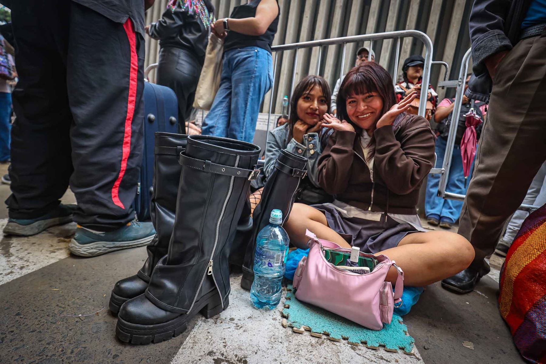 Desde distintas regiones del Perú, los seguidores de BTS llegan a Lima para asistir a los conciertos de la agrupación surcoreana. Los ARMY se congregan en el Estadio San Marcos y sus alrededores, donde esperan disfrutar de las presentaciones programadas para el 7, 9 y 10 de octubre de 2026. Foto: ANDINA/ Juan Carlos Guzmán
