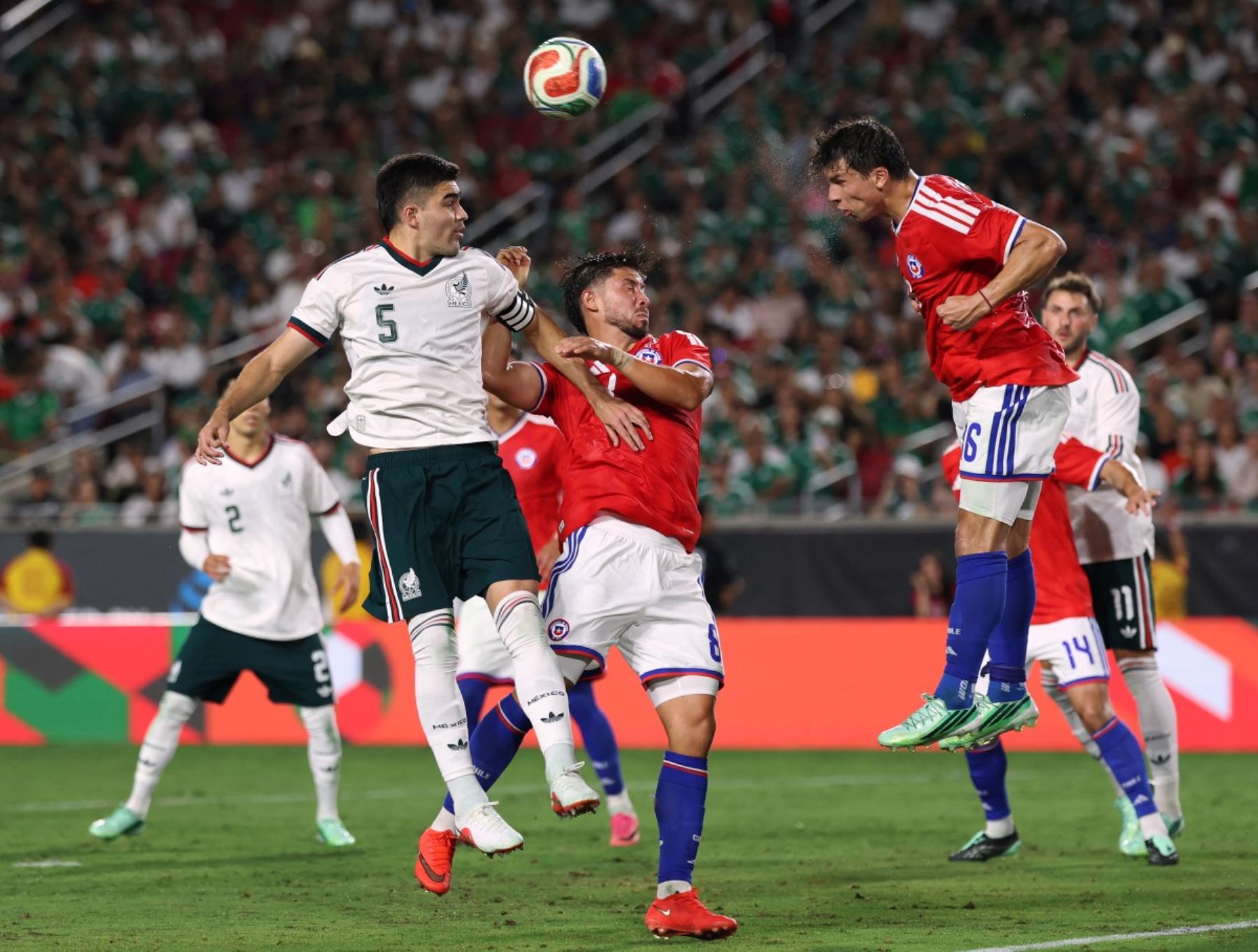 Chile derrotó 2-0 a México en Los Ángeles en el cierre de la fecha FIFA