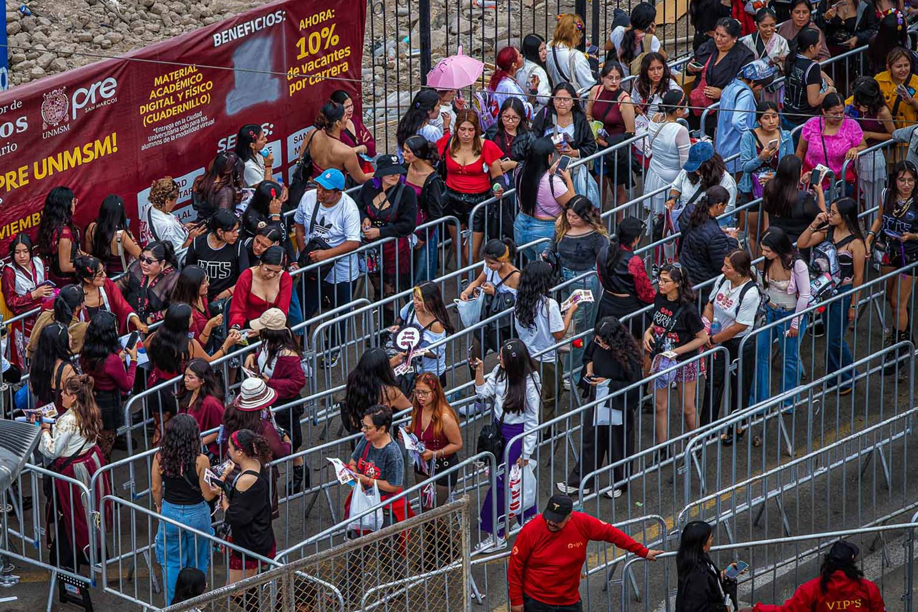 Fans de BTS ingresan a los alrededores del Estadio San Marcos, en Lima, donde la agrupación surcoreana ofrecerá tres conciertos los días 7, 9 y 10 de octubre. Foto: ANDINA/ Juan Carlos Guzmán