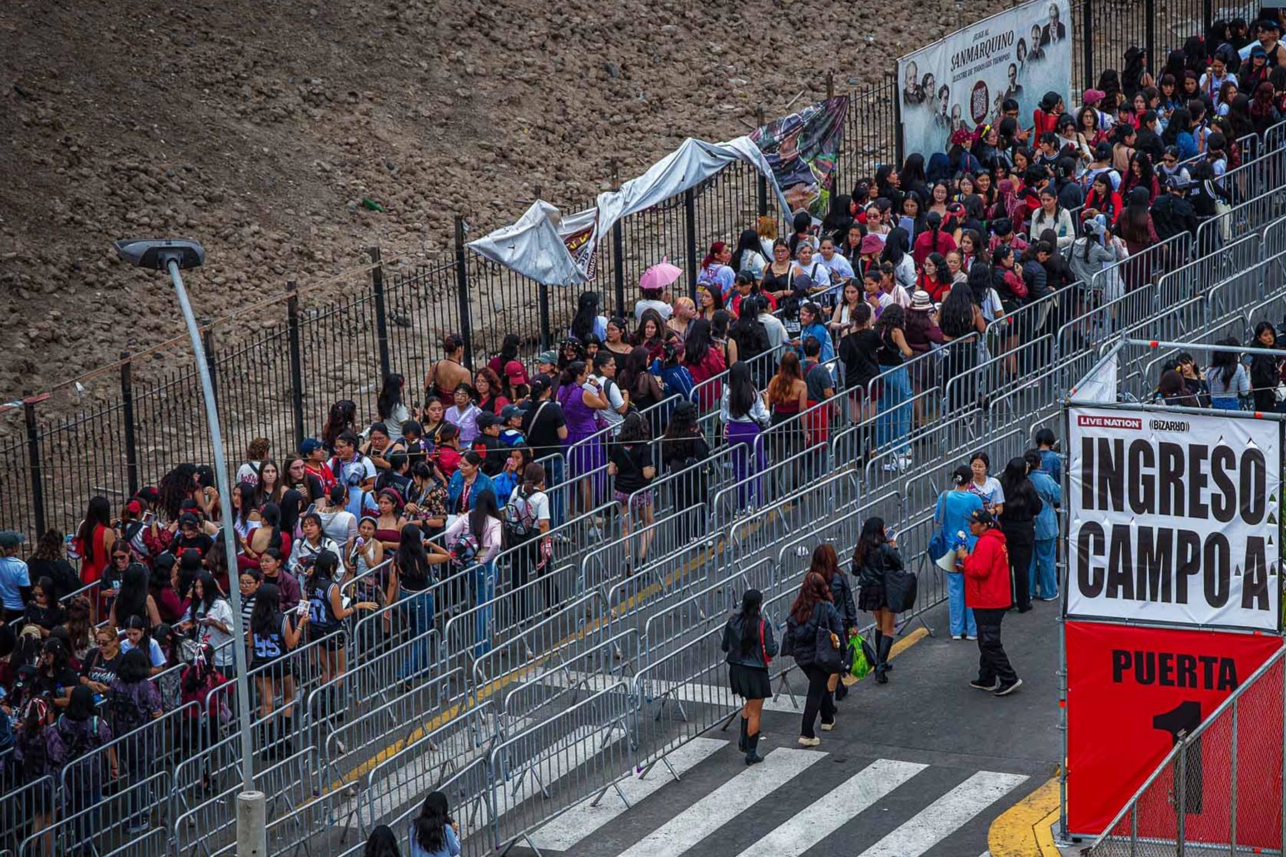 Fans de BTS ingresan a los alrededores del Estadio San Marcos, en Lima, donde la agrupación surcoreana ofrecerá tres conciertos los días 7, 9 y 10 de octubre. Foto: ANDINA/ Juan Carlos Guzmán