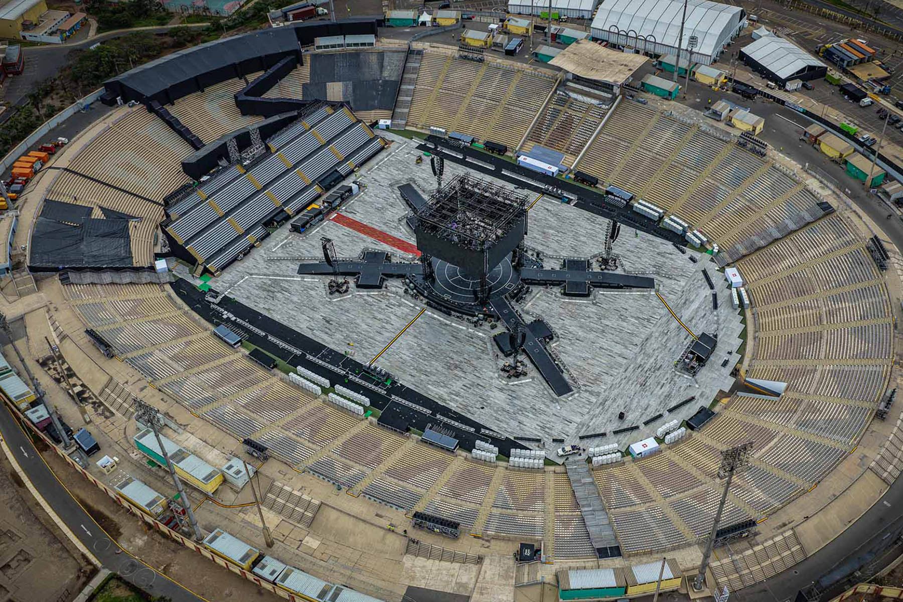Vista del escenario principal que recibirá a BTS en el Estadio San Marcos, donde la agrupación surcoreana ofrecerá tres presentaciones como parte de su gira mundial “BTS World Tour Arirang”. Foto: ANDINA/ Juan Carlos Guzmán