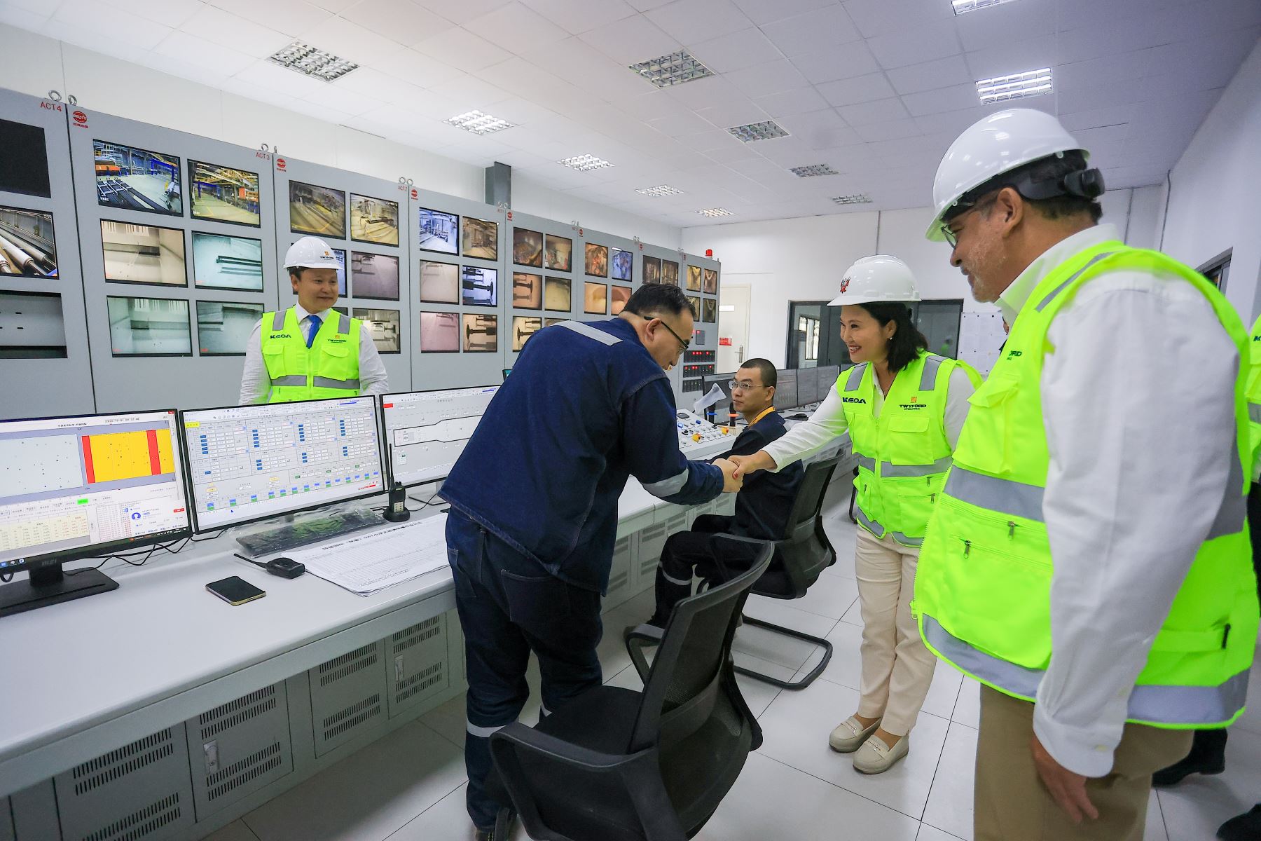 La presidenta Keiko Fujimori, inaugura en el distrito de San Vicente de Cañete la primera planta de vidrio flotado de fabricación nacional, una moderna infraestructura industrial que demandó una inversión de US$ 150 millones y generará nuevas oportunidades de empleo para la población local. Foto: ANDINA/ Prensa Presidencia