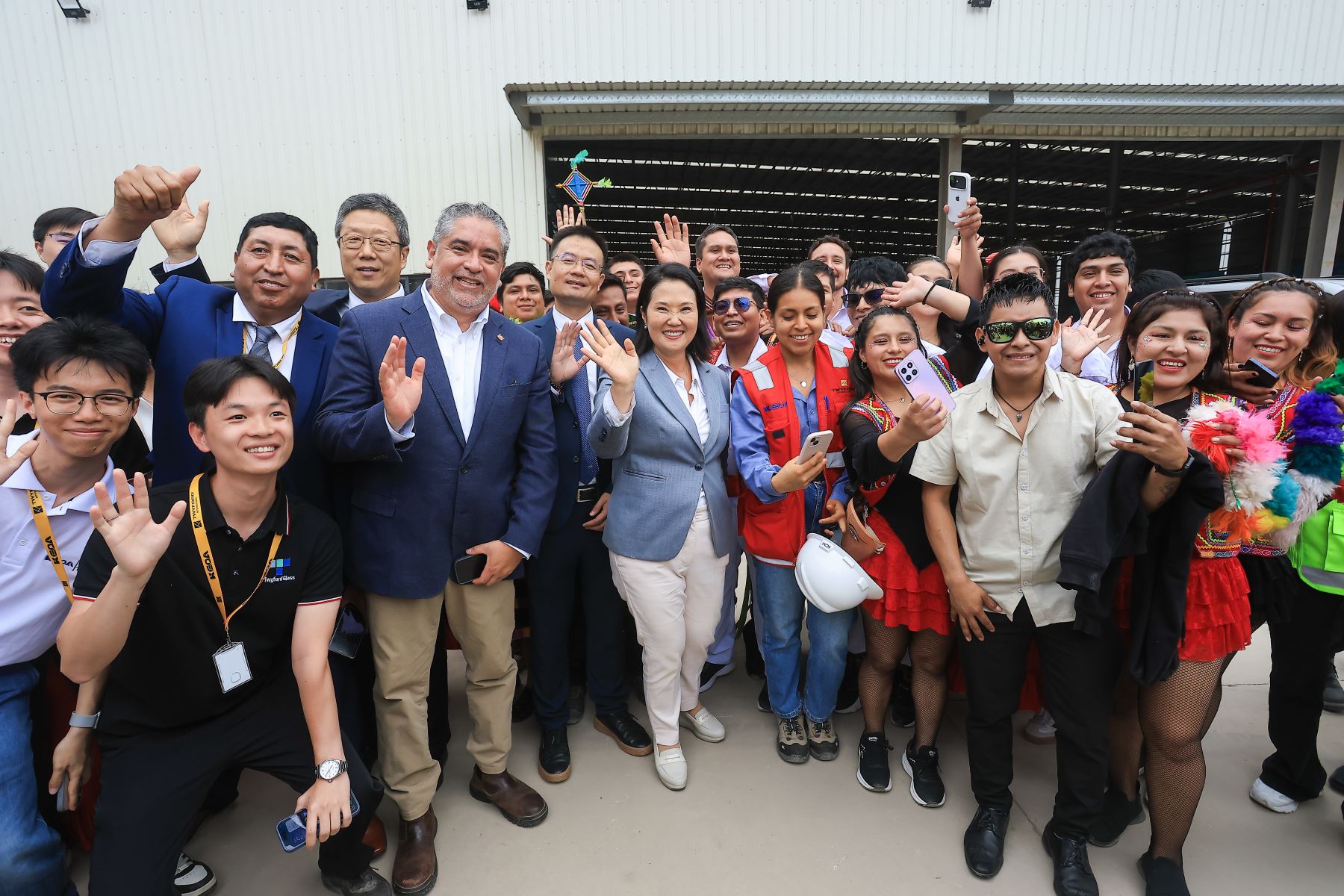 La presidenta Keiko Fujimori, inaugura en el distrito de San Vicente de Cañete la primera planta de vidrio flotado de fabricación nacional, una moderna infraestructura industrial que demandó una inversión de US$ 150 millones y generará nuevas oportunidades de empleo para la población local. Foto: ANDINA/ Prensa Presidencia