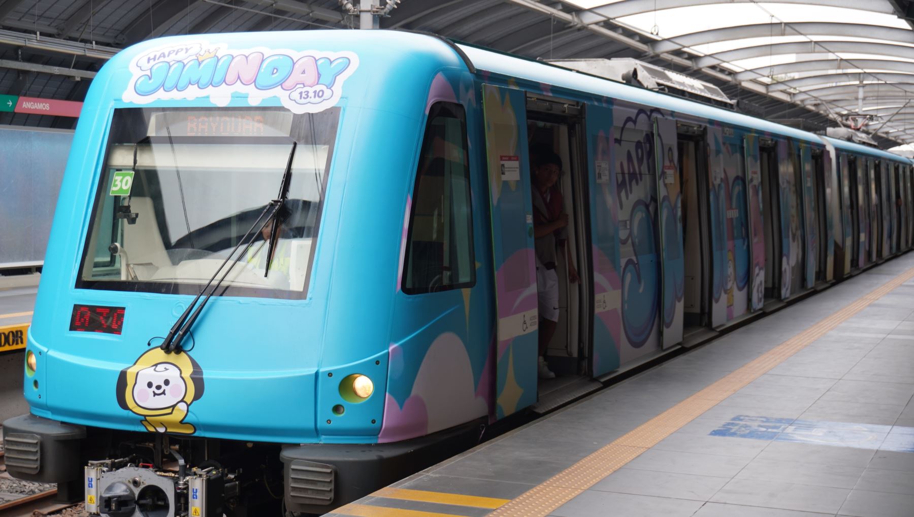 Fiebre BTS recorre Lima en tren: rinden homenaje a Jimin por su cumpleaños [fotos]