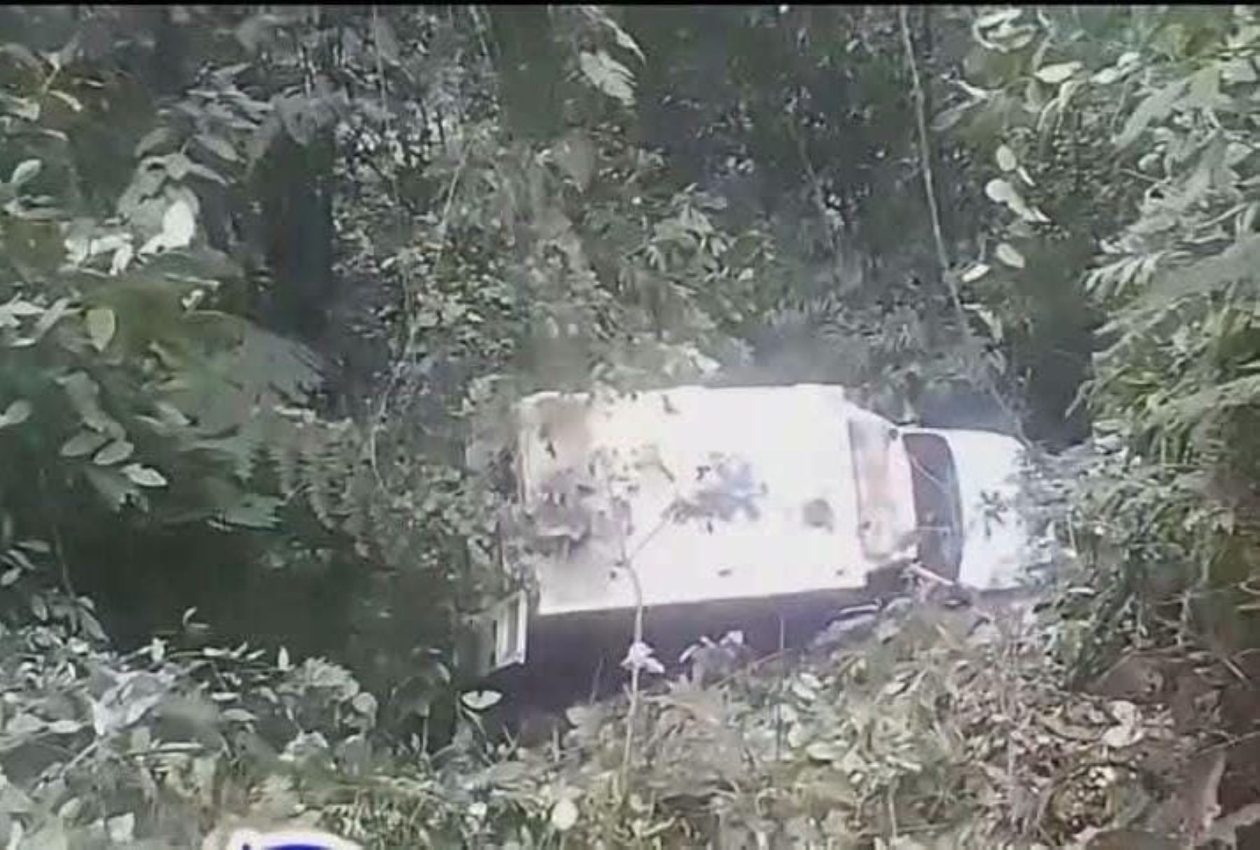 Pasco: ambulancia cae a abismo y ocupantes salvan la vida milagrosamente