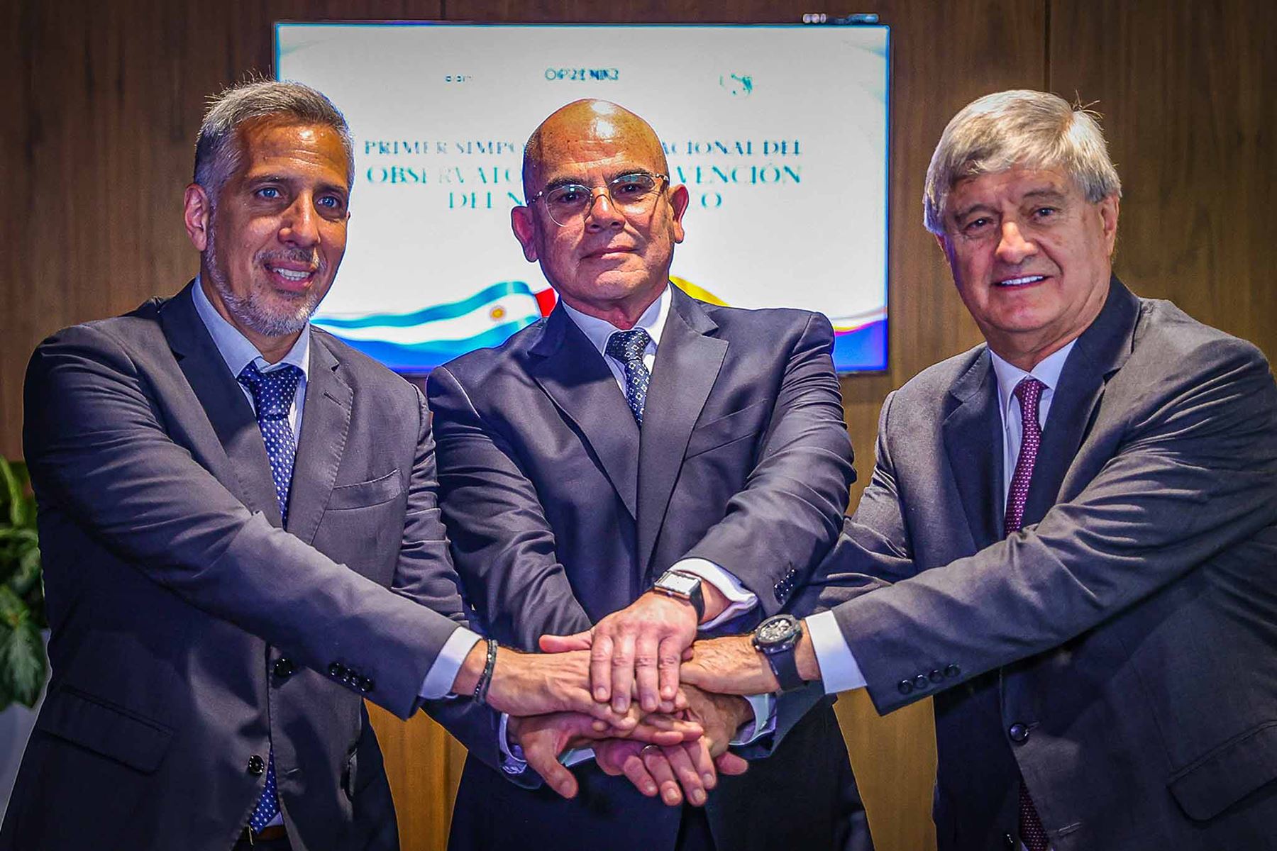 El ministro de Justicia y Derechos Humanos, Ernesto Álvarez Miranda; el fiscal argentino Diego Luciani; y el fundador y presidente de la Corporación Educativa San Ignacio de Loyola, Raúl Diez Canseco Terry, participan en el Primer Simposio Internacional del Observatorio de Prevención del Narcotráfico, organizado por OPRENAR y la Universidad San Ignacio de Loyola (USIL). El encuentro analiza los desafíos frente al narcotráfico, el crimen organizado y la cooperación regional.

Foto: ANDINA/Andrés Valle