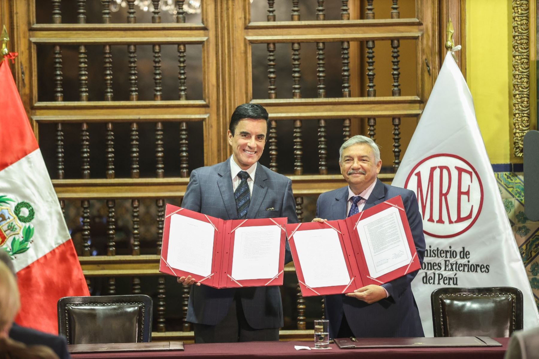Los ministros de Relaciones Exteriores, Carlos Espá, y de Cultura, Alberto Beingolea, participan en la ceremonia de restitución al patrimonio nacional de 342 bienes culturales recuperados en seis países. Entre las piezas repatriadas destacan la pintura monumental El tránsito de San José y el manuscrito El Arte Antiguo Peruano. Foto: ANDINA/ Andrés Valle