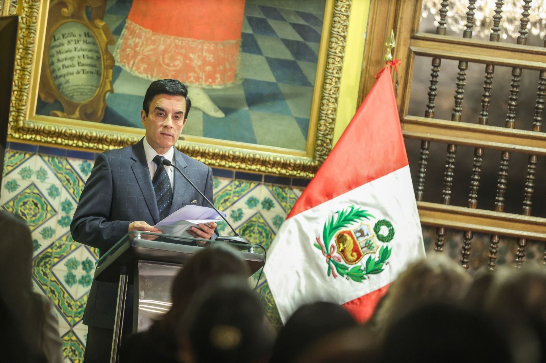 Los ministros de Relaciones Exteriores, Carlos Espá, y de Cultura, Alberto Beingolea, participan en la ceremonia de restitución al patrimonio nacional de 342 bienes culturales recuperados en seis países. Entre las piezas repatriadas destacan la pintura monumental El tránsito de San José y el manuscrito El Arte Antiguo Peruano. Foto: ANDINA/ Andrés Valle