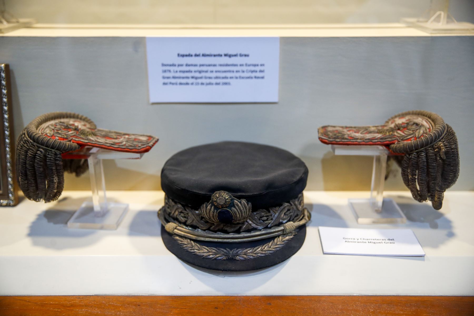Piezas históricas vinculadas a la Marina de Guerra del Perú se exhiben en una vitrina del museo naval, como parte del recorrido que el público podrá visitar gratuitamente durante el Mes de Grau. Foto: ANDINA/Ricardo Cuba