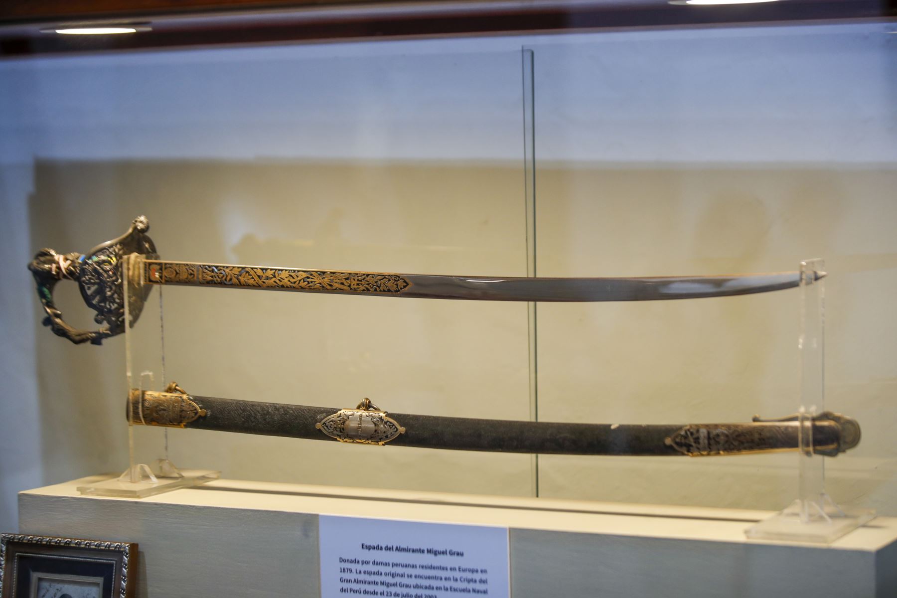 Una réplica de la espada que perteneció al almirante Miguel Grau se exhibe en el Museo Naval del Callao, como parte de la colección dedicada a la historia naval del Perú. Foto: ANDINA/Ricardo Cuba. Foto: ANDINA/Ricardo Cuba