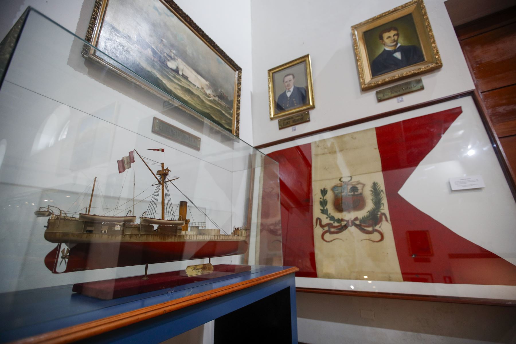 Maquetas, emblemas y piezas de colección se exhiben en una sala del museo naval, como parte de la propuesta cultural abierta al público. Foto: ANDINA/Ricardo Cuba
