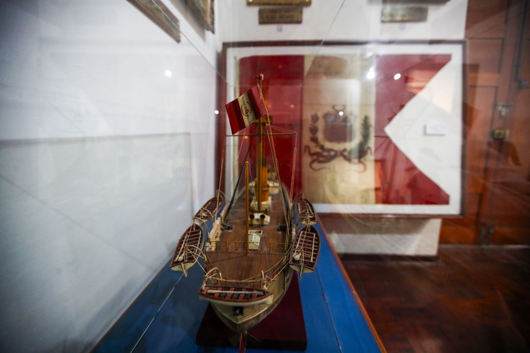 Un modelo naval y banderas forman parte de la colección expuesta en los museos navales, espacios que acercan al público al patrimonio histórico de la Marina. Foto: ANDINA/Ricardo Cuba