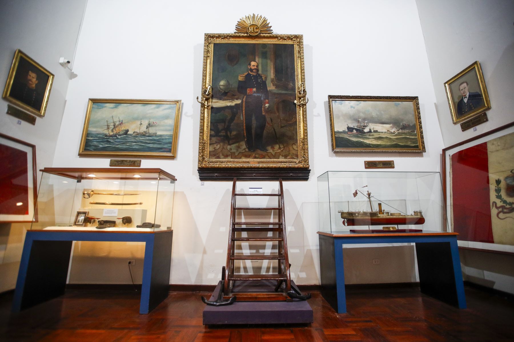 Retratos, documentos y objetos históricos integran la muestra dedicada a la memoria naval del Perú y al legado del Gran Almirante Miguel Grau. Foto: ANDINA/Ricardo Cuba