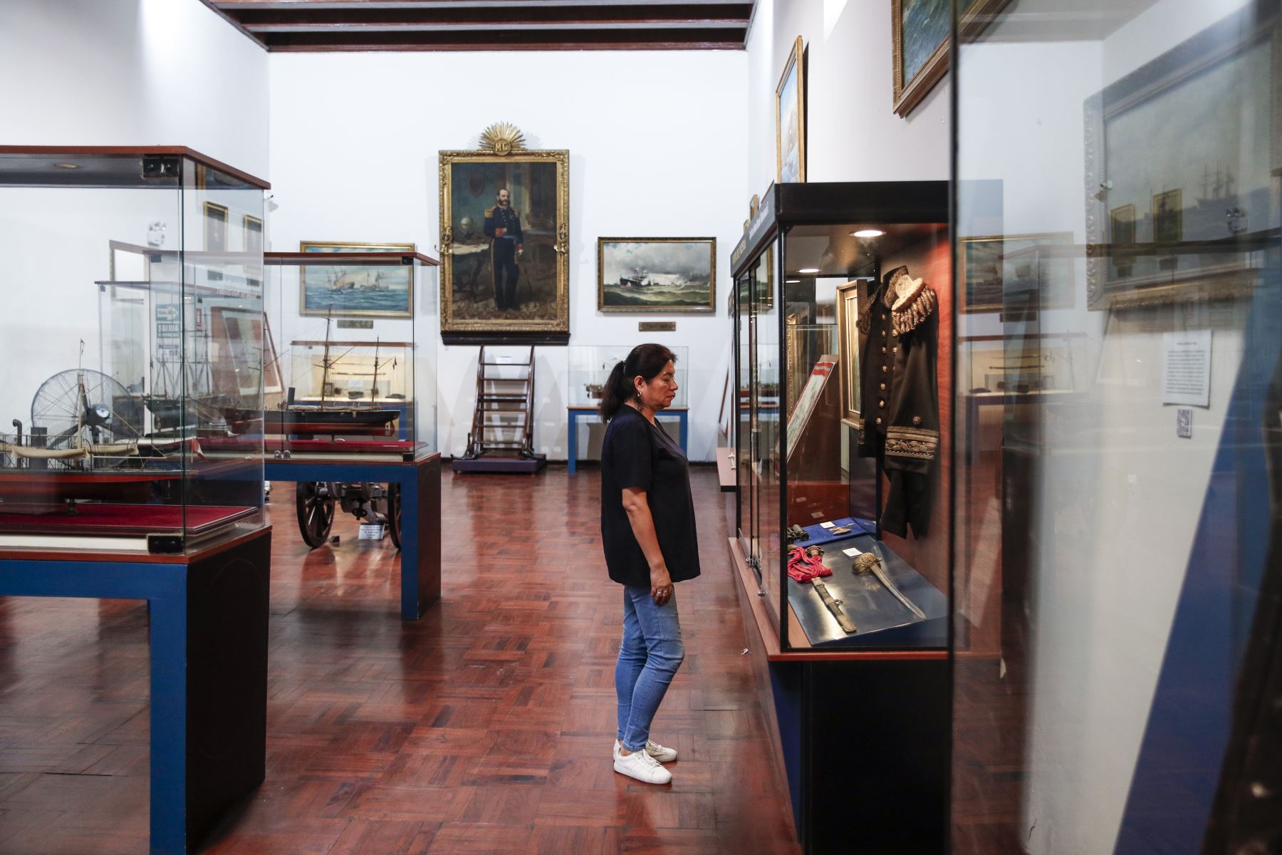Visitantes recorren una de las salas del museo naval, donde se conservan documentos, objetos y ambientes museográficos relacionados con la historia marítima del país. Foto: ANDINA/Ricardo Cuba