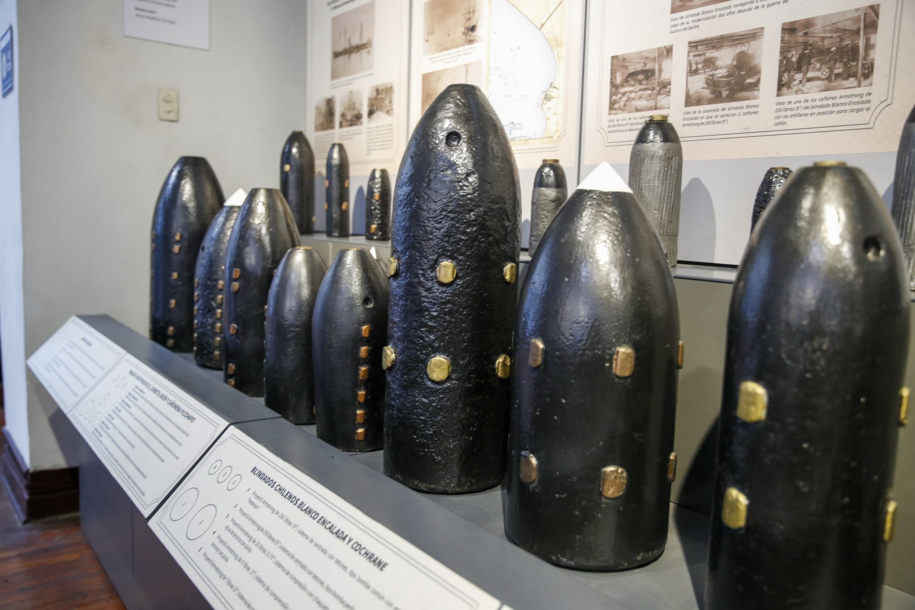 Diversos cascos y piezas navales son exhibidos en una sala del museo, como testimonio del patrimonio histórico conservado por la Marina de Guerra del Perú. Foto: ANDINA/Ricardo Cuba