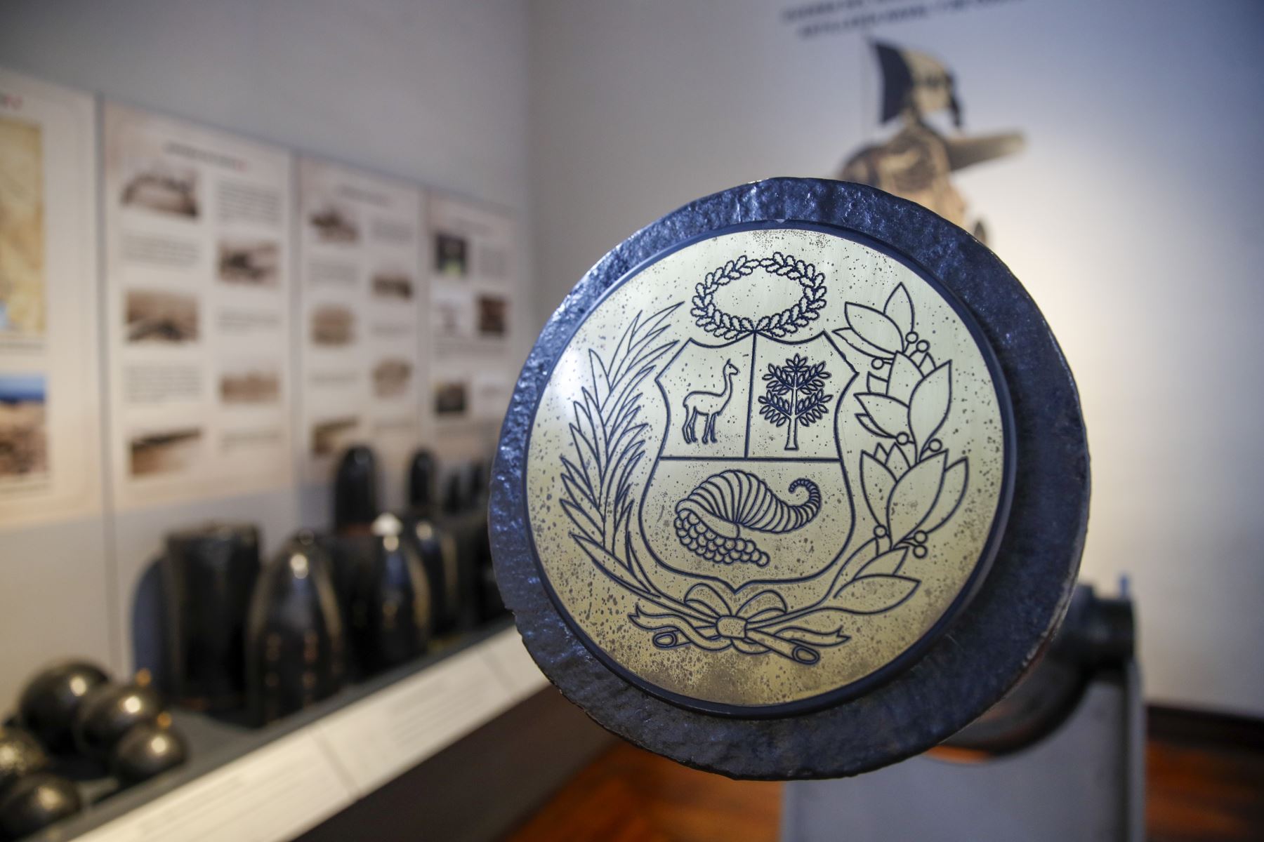 Una pieza circular con símbolos navales se exhibe junto a otros objetos históricos que integran las colecciones de los museos de la Marina. Foto: ANDINA/Ricardo Cuba