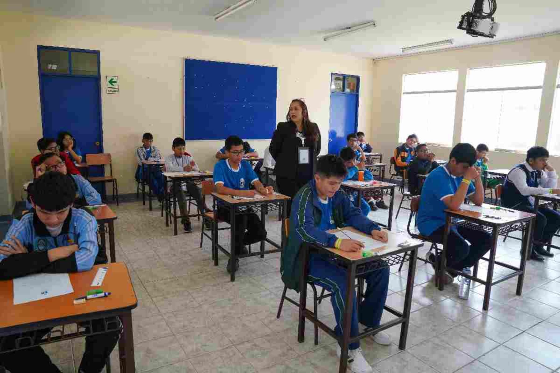 Escolares de todo el país se miden en prueba final de la Olimpiada Nacional de Matemáticas