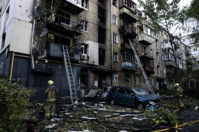 Equipos de rescate trabajan en el exterior de un edificio residencial de cinco plantas dañado tras un ataque con drones rusos en Kiev. Foto: AFP