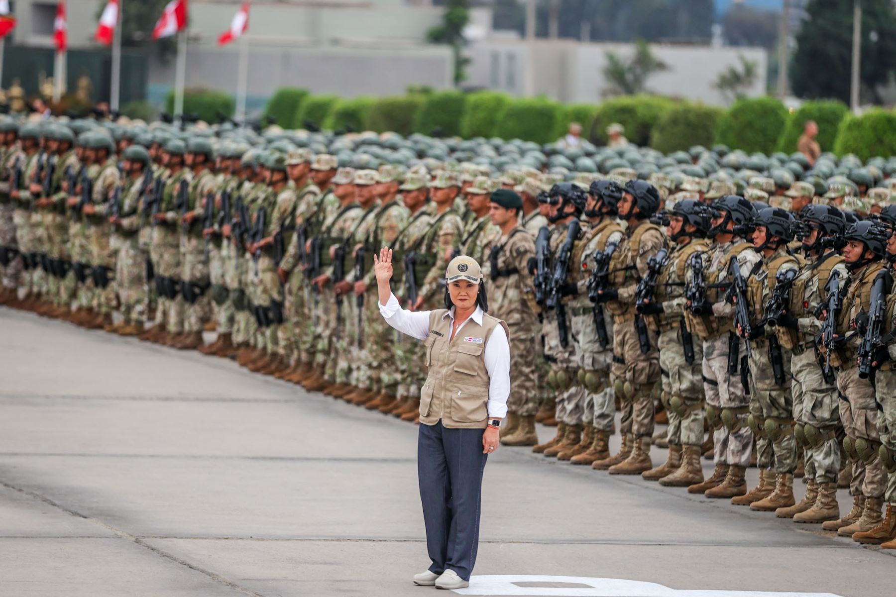 La presidenta Keiko Fujimori anunció la creación de un comando unificado para enfrentar y derrotar a la delincuencia, durante la presentación de las Fuerzas Combinadas para la Lucha Contra el Crimen Organizado, realizada en la Plaza Cáceres del Cuartel General del Ejército, en San Borja. Foto: ANDINA/Andrés Valle.