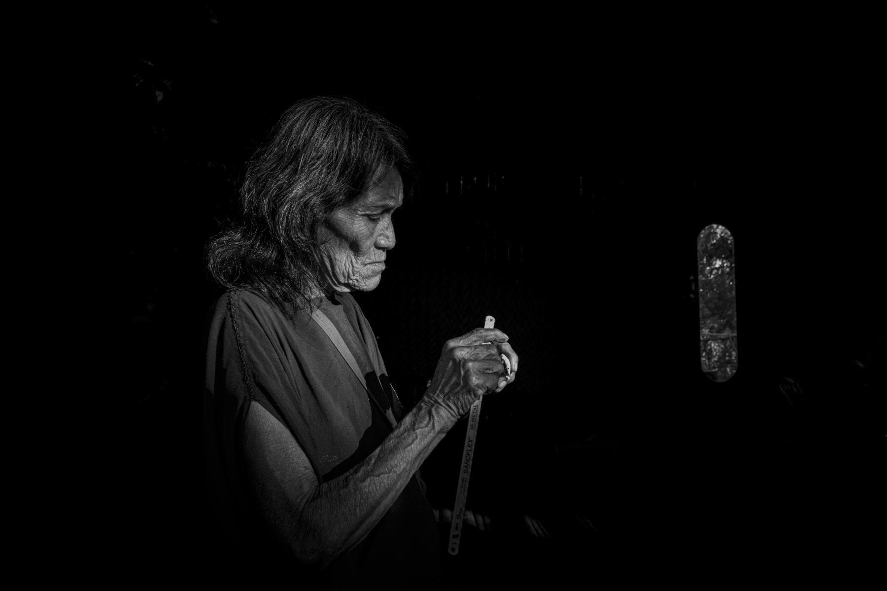 Una mujer es retratada en blanco y negro, en una imagen que forma parte del recorrido visual sobre memoria, espiritualidad y vida comunitaria en Junín. Foto: ANDINA/Javier Ninanya.