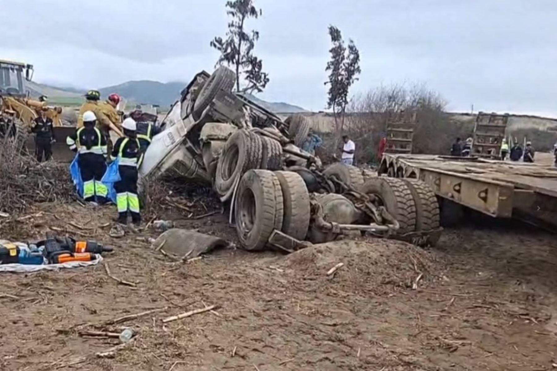 La Libertad: despiste y volcadura de tráiler deja dos fallecidos en Virú