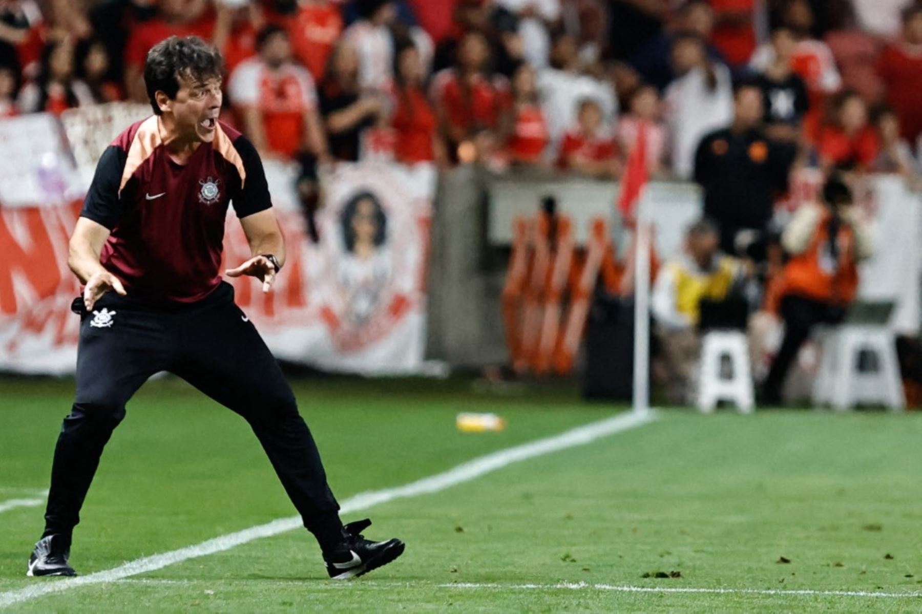 André Carrillo se quedó sin técnico tras la salida de Fernando Diniz del Corinthians