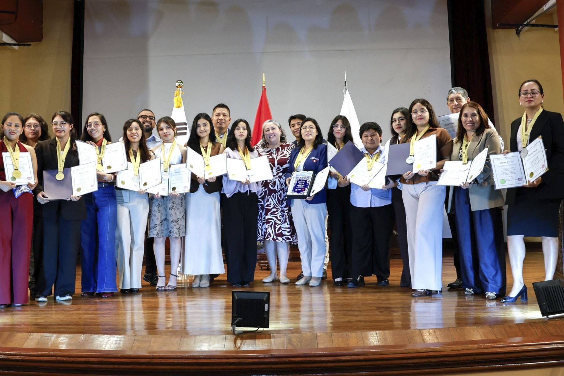 Indecopi distingue a inventoras peruanas que conquistaron 306 medallas en Corea