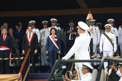 Presidenta Keiko Fujimori participó en conmemoración del 205.° aniversario de la Marina de Guerra del Perú y 147.° aniversario del Combate Naval de Angamos.