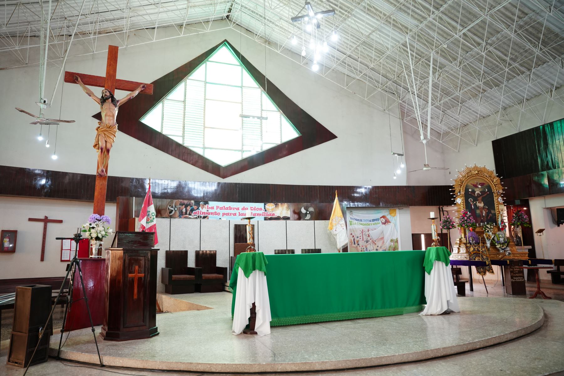 Como parte de su agenda en Chulucanas (Piura), el ministro  de Comercio Exterior y Turismo, Rogers Valencia, visitó además la Sala Interpretativa “Papa León XIV”, ubicada en la Catedral de Chulucanas y vinculada a la Ruta de León, iniciativa que busca poner en valor el patrimonio cultural y religioso de Piura.

Foto: ANDINA/Difusión