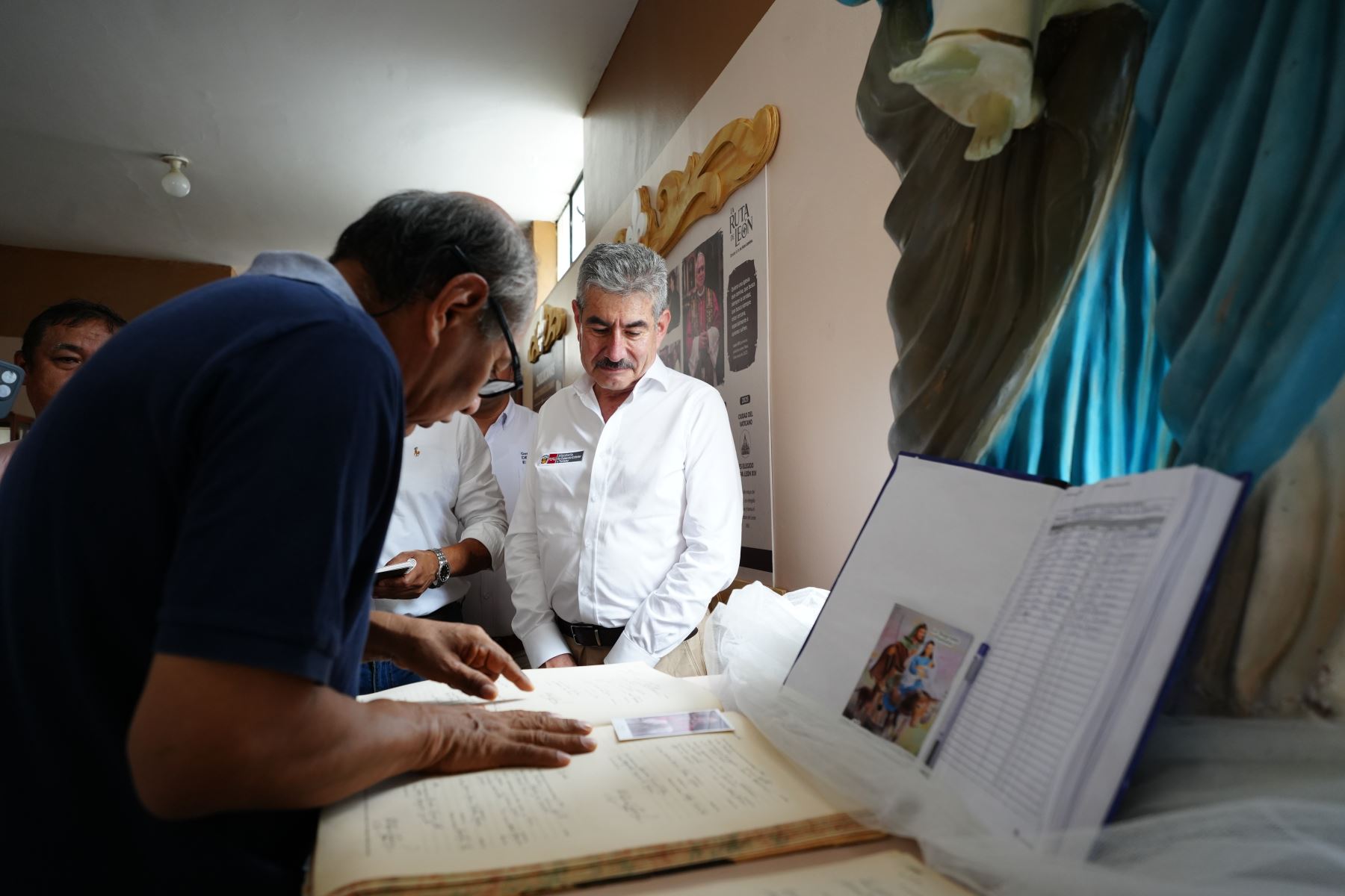 Como parte de su agenda en Chulucanas (Piura), el ministro  de Comercio Exterior y Turismo, Rogers Valencia, visitó además la Sala Interpretativa “Papa León XIV”, ubicada en la Catedral de Chulucanas y vinculada a la Ruta de León, iniciativa que busca poner en valor el patrimonio cultural y religioso de Piura.

Foto: ANDINA/Difusión