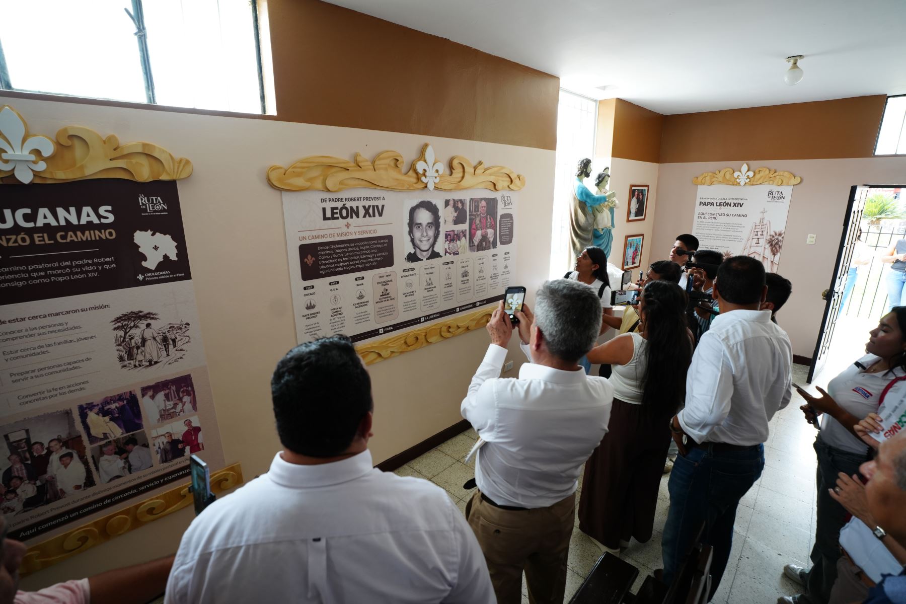 Como parte de su agenda en Chulucanas (Piura), el ministro  de Comercio Exterior y Turismo, Rogers Valencia, visitó además la Sala Interpretativa “Papa León XIV”, ubicada en la Catedral de Chulucanas y vinculada a la Ruta de León, iniciativa que busca poner en valor el patrimonio cultural y religioso de Piura.

Foto: ANDINA/Difusión