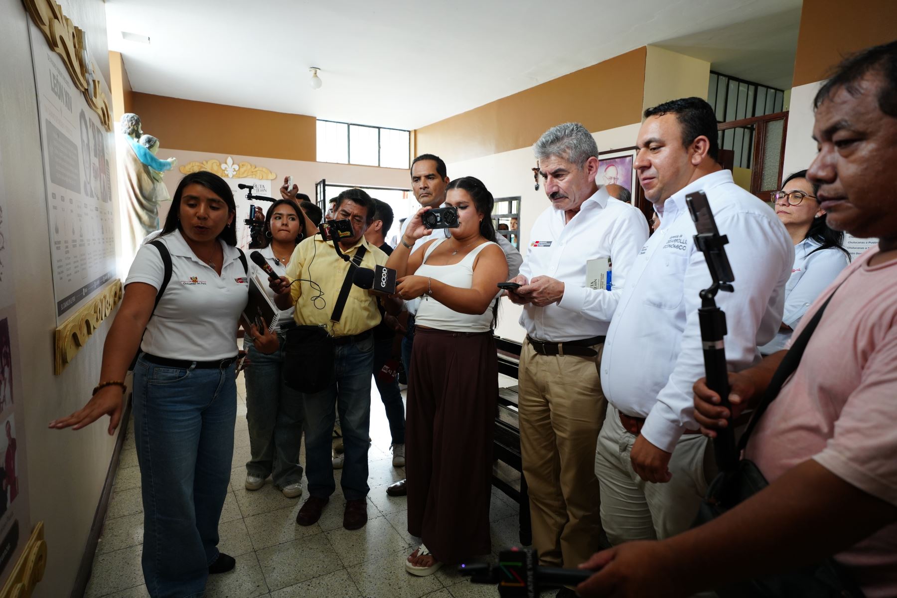 Como parte de su agenda en Chulucanas (Piura), el ministro  de Comercio Exterior y Turismo, Rogers Valencia, visitó además la Sala Interpretativa “Papa León XIV”, ubicada en la Catedral de Chulucanas y vinculada a la Ruta de León, iniciativa que busca poner en valor el patrimonio cultural y religioso de Piura.

Foto: ANDINA/Difusión