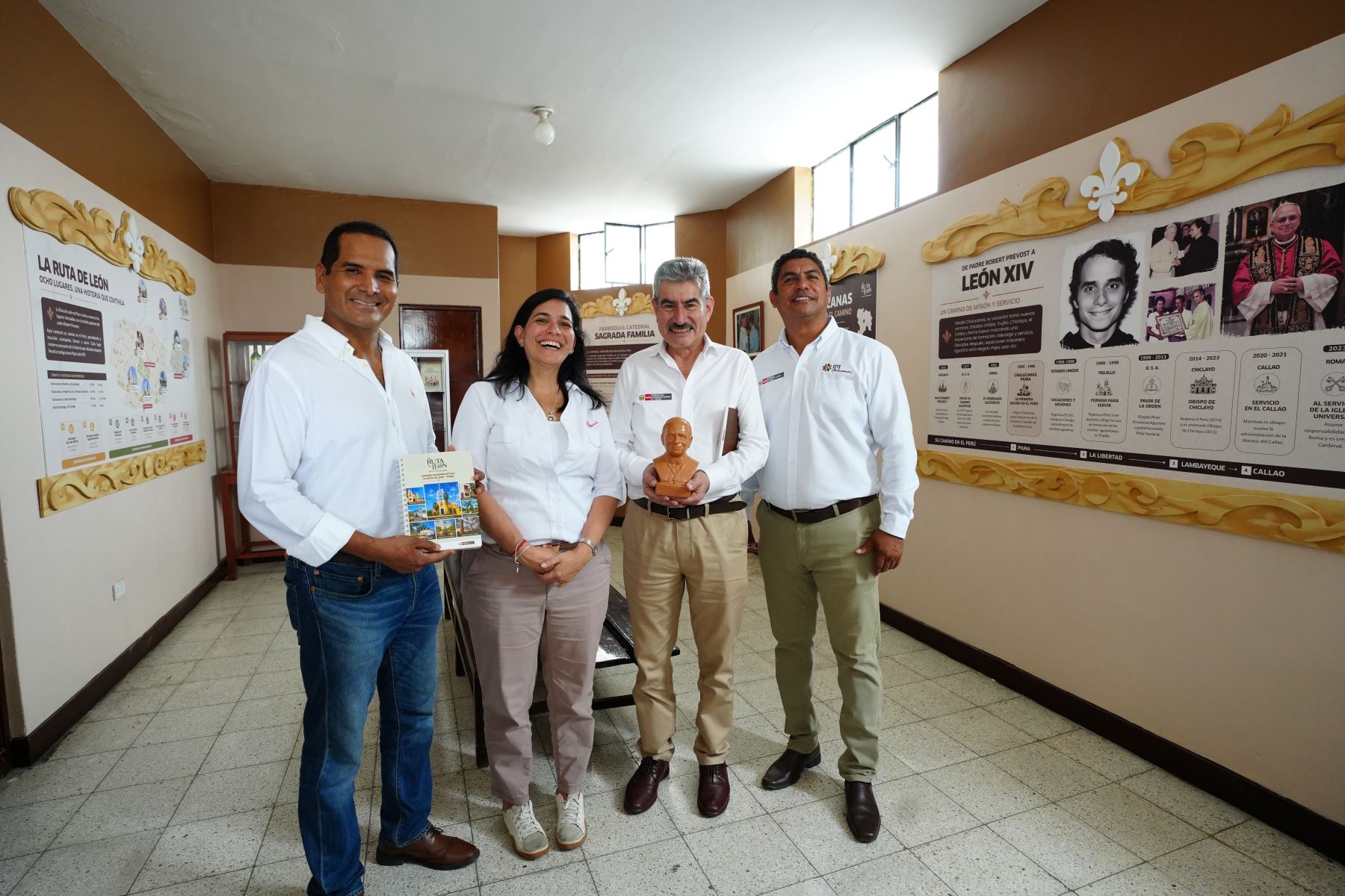Como parte de su agenda en Chulucanas (Piura), el ministro  de Comercio Exterior y Turismo, Rogers Valencia, visitó además la Sala Interpretativa “Papa León XIV”, ubicada en la Catedral de Chulucanas y vinculada a la Ruta de León, iniciativa que busca poner en valor el patrimonio cultural y religioso de Piura.

Foto: ANDINA/Difusión