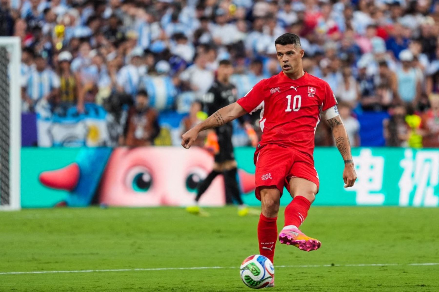 Futbolista suizo Granit Xhaka, multado por certificados falsos de vacunación contra Covid