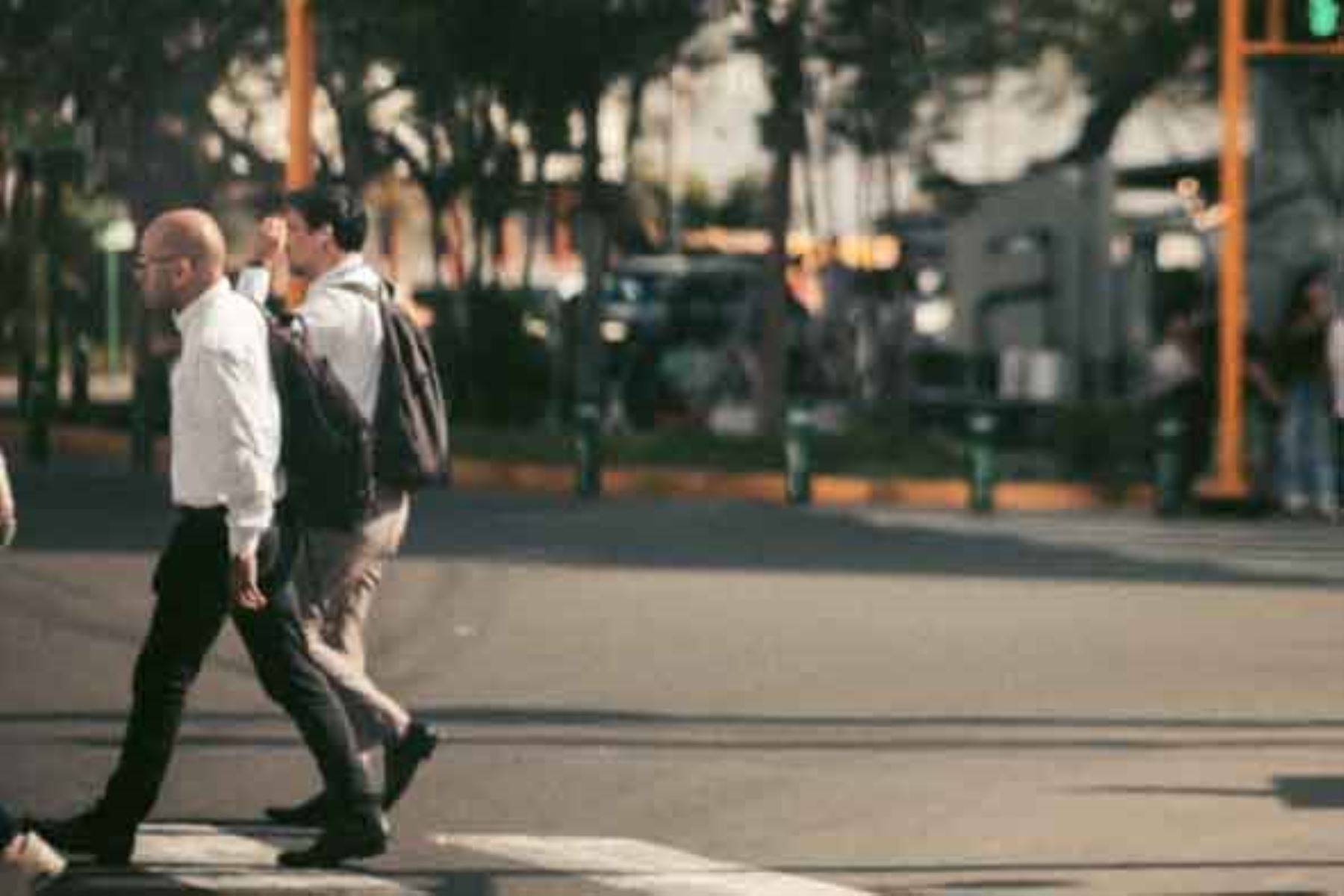 En otra imagen, el cantante capta el cruce peatonal y el movimiento de la calle, una escena urbana que contrasta con los paisajes naturales incluidos en la serie. Foto: ANDINA/Redes sociales de Jungkook.