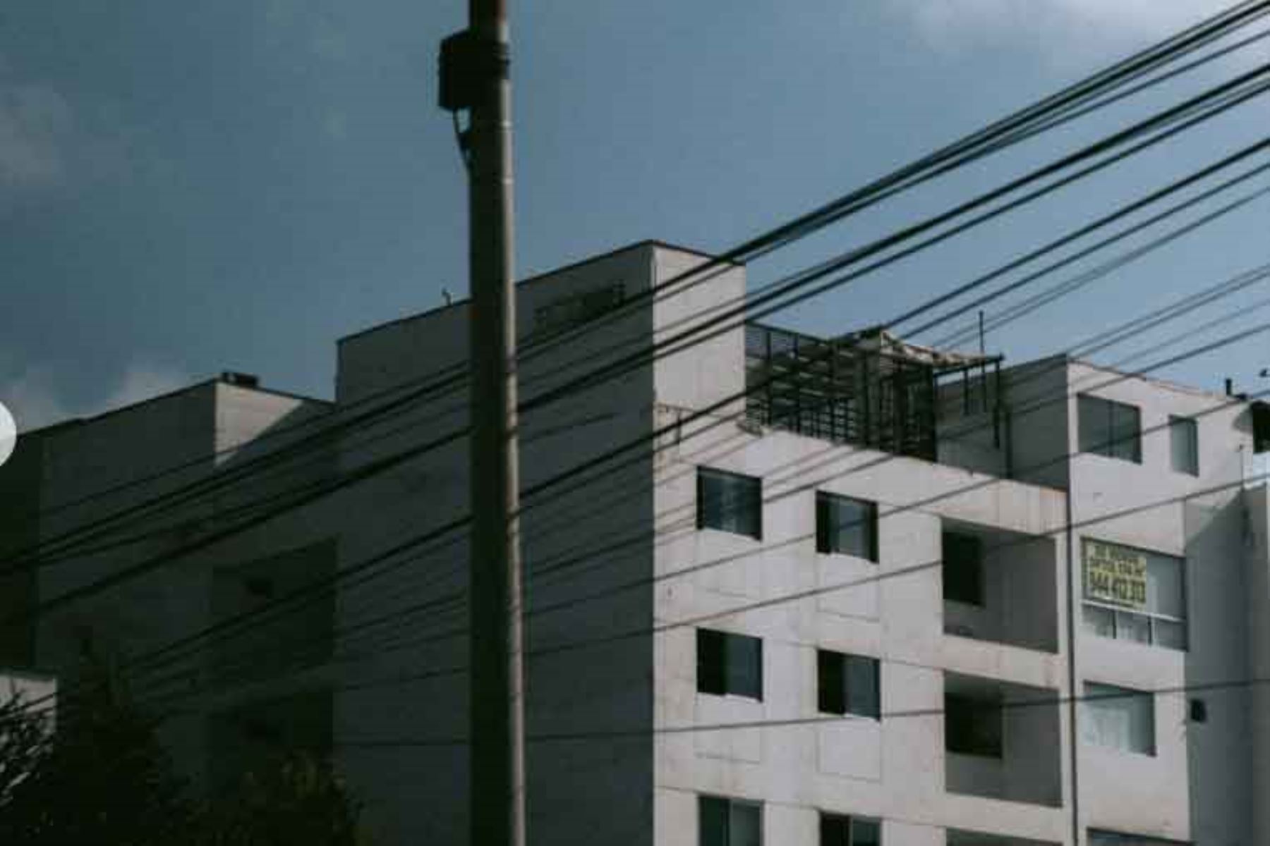 El uso de líneas, bordes y sombras aparece de manera recurrente en las imágenes, lo que refuerza una composición urbana centrada en detalles de la capital. Foto: ANDINA/Redes sociales de Jungkook.