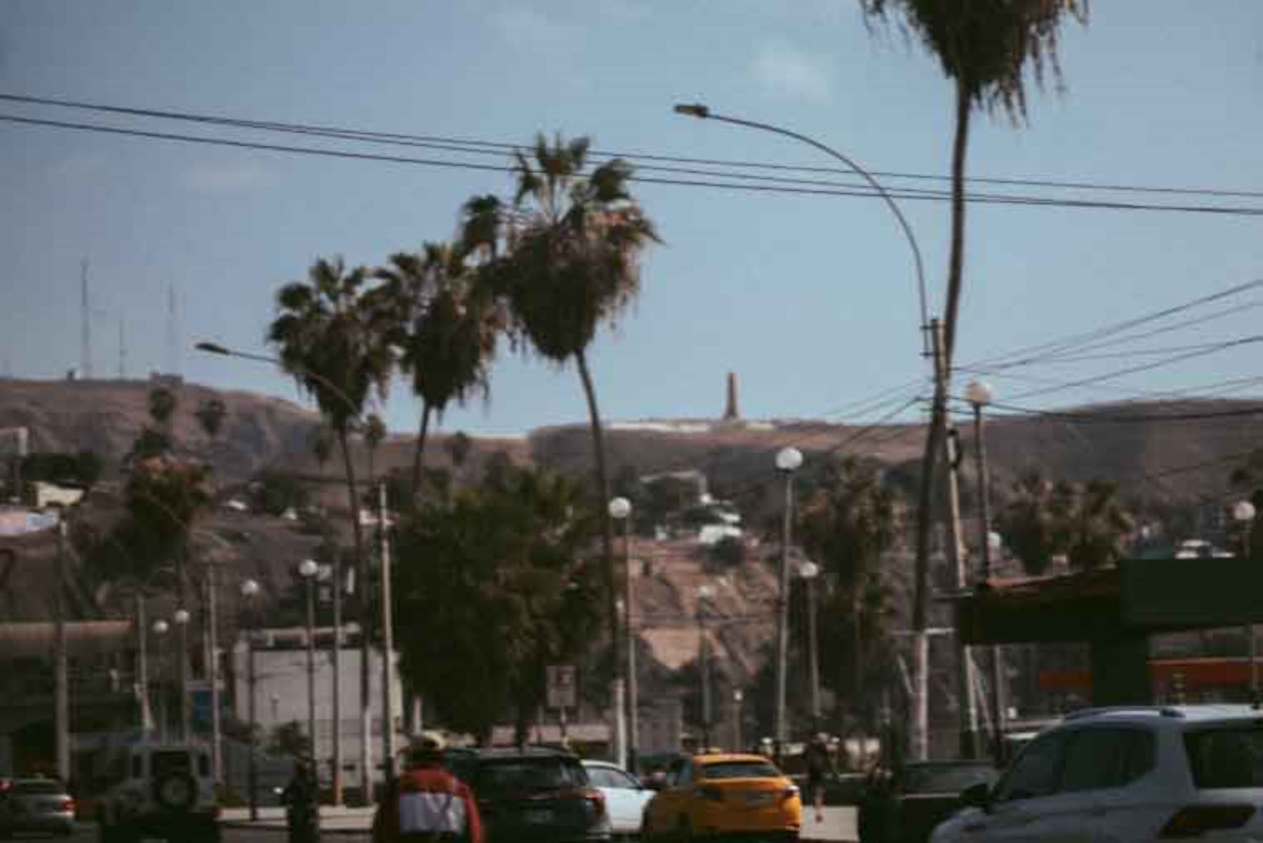 La serie incluye paisajes urbanos de Lima, donde las construcciones, la vegetación y la luz natural acompañan el recorrido fotográfico del artista. Foto: ANDINA/Redes sociales de Jungkook.