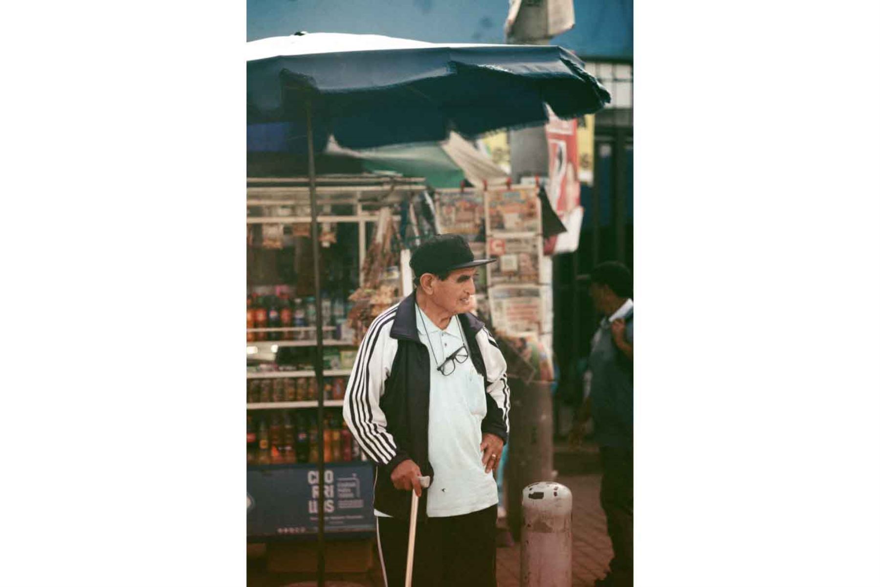 Jungkook registró también detalles de su paso por la ciudad, con composiciones que combinan personas, objetos y espacios interiores en una narrativa visual personal. Foto: ANDINA/Redes sociales de Jungkook.