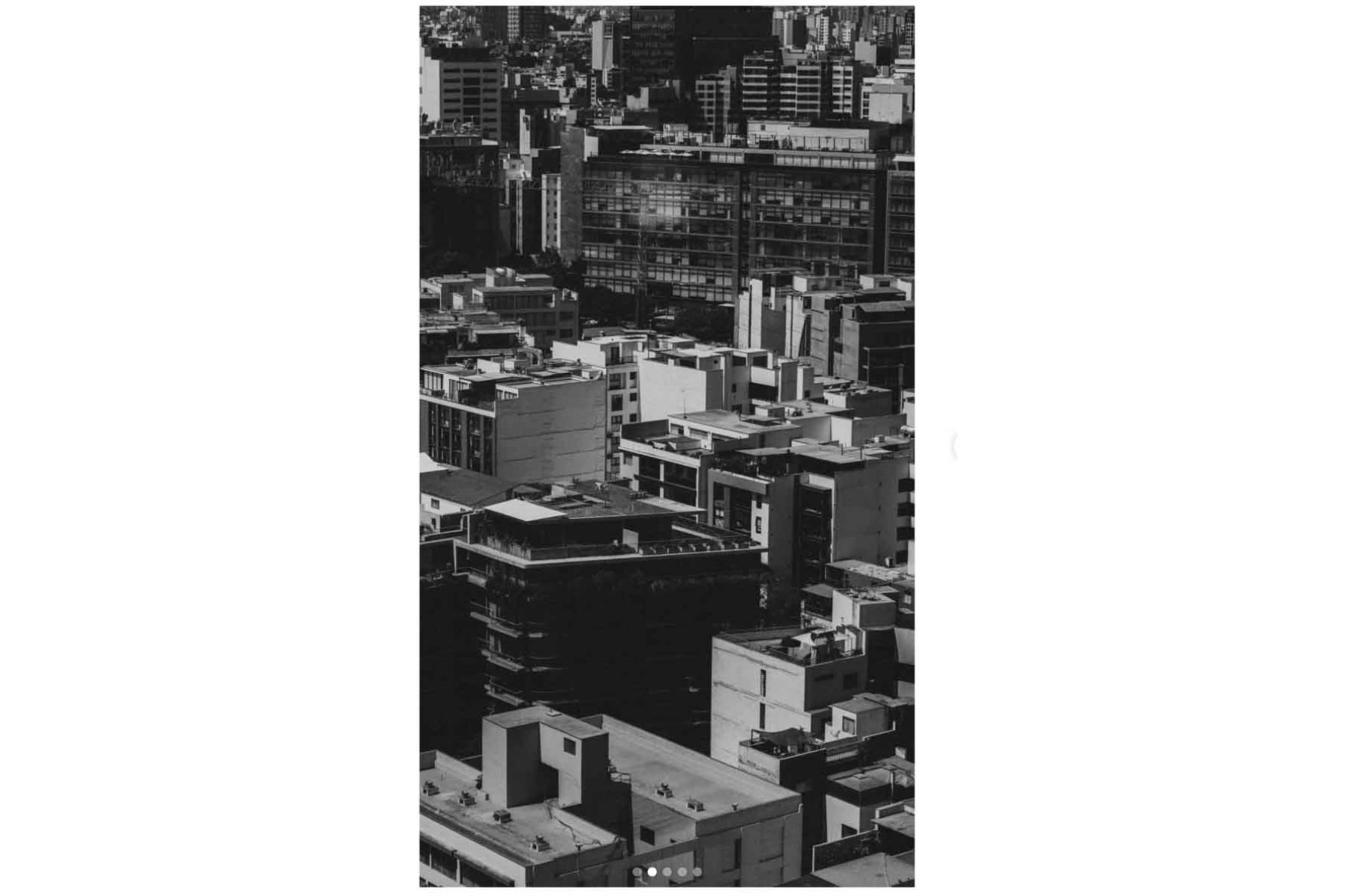 En sus imágenes, el artista registra la ciudad desde una mirada de aficionado a la fotografía, con atención a estructuras, contrastes y composiciones verticales. Foto: ANDINA/Redes sociales de Jungkook.