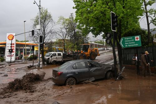 Aluvión en Chile: barro y piedras cubren calles y arrastran vehículos en San Carlos de Apoquindo