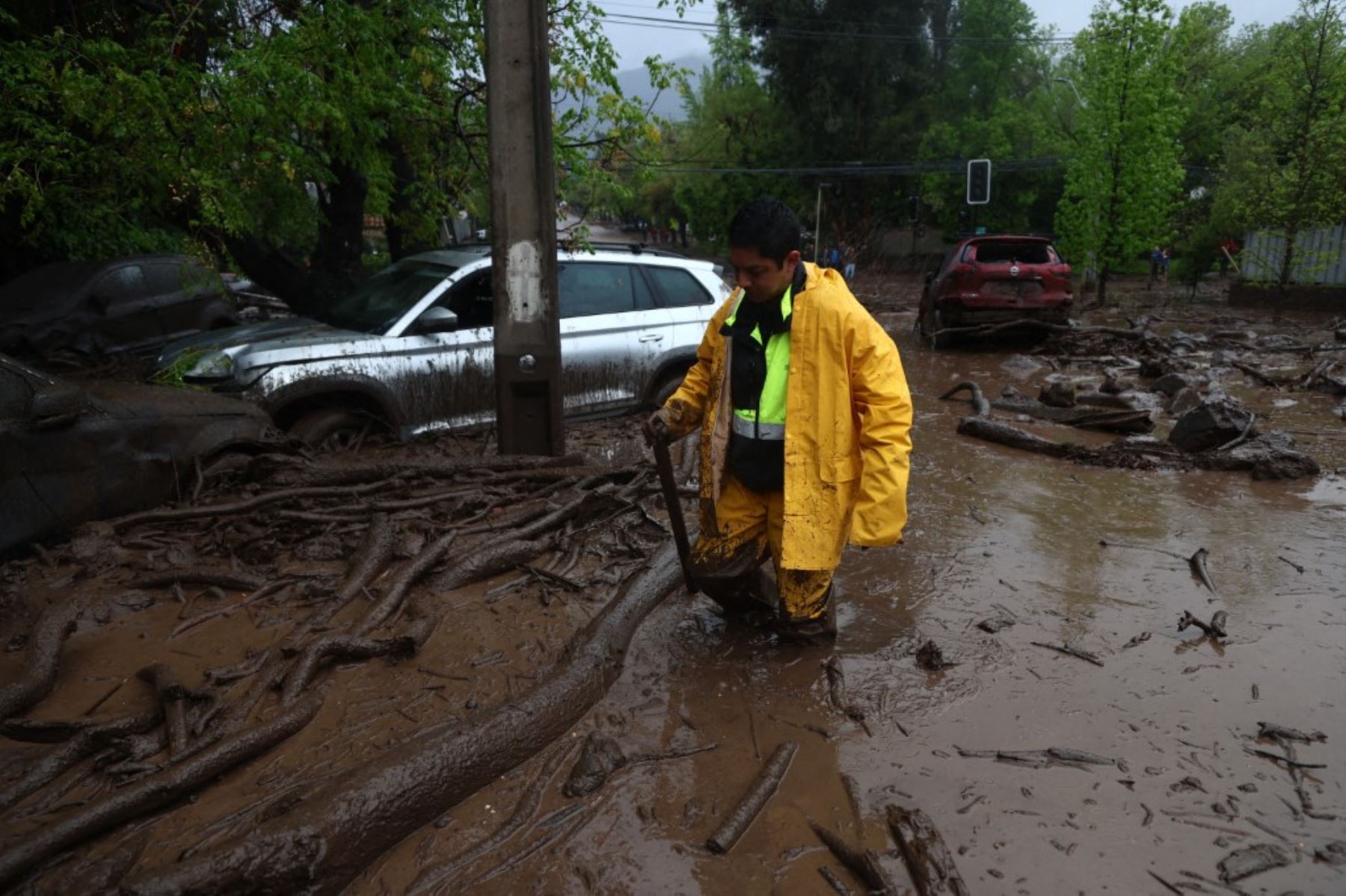 Personal de emergencia recorrió las vías anegadas por el deslizamiento, mientras continuaban las labores de limpieza y evaluación de daños en San Carlos de Apoquindo. Foto: AFP