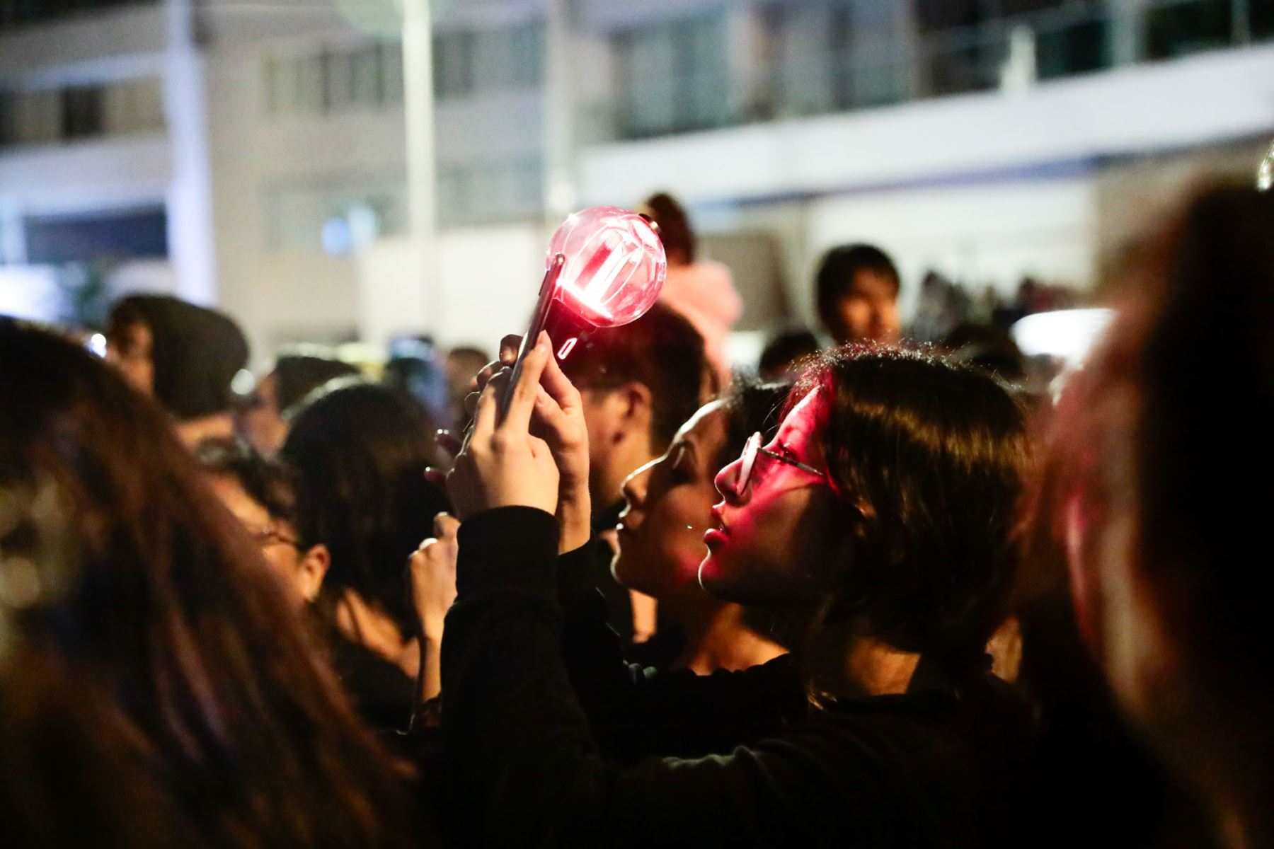 Cientos de seguidoras de BTS presenciaron un espectáculo de luces con drones en el cielo limeño, realizado en el marco de la visita de la agrupación surcoreana al Perú como parte de su gira BTS World Tour Arirang. La actividad se desarrolló desde el parque Armendáriz, en Miraflores. Foto: ANDINA/Daniel Bracamonte.