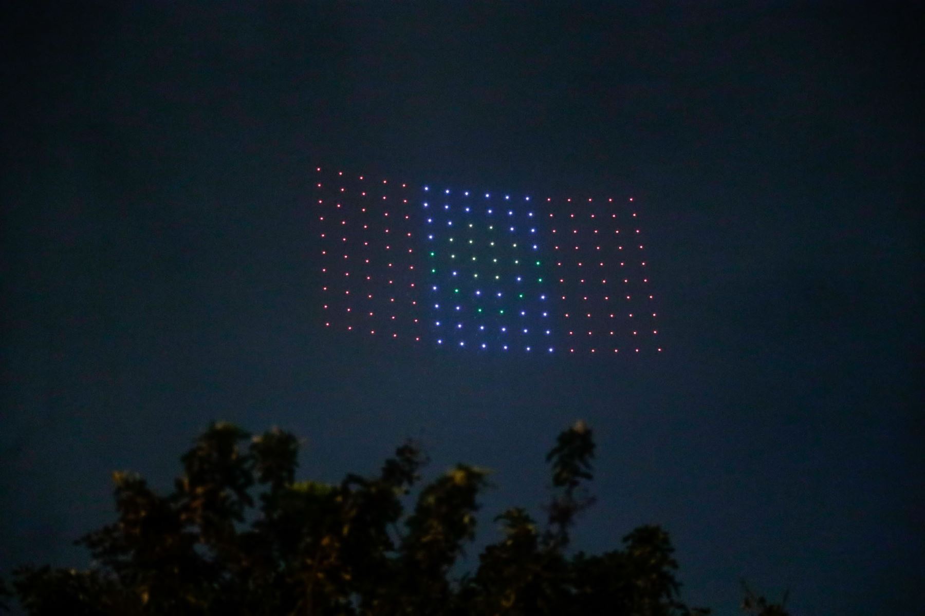 Cientos de seguidoras de BTS presenciaron un espectáculo de luces con drones en el cielo limeño, realizado en el marco de la visita de la agrupación surcoreana al Perú como parte de su gira BTS World Tour Arirang. La actividad se desarrolló desde el parque Armendáriz, en Miraflores. Foto: ANDINA/Daniel Bracamonte.
