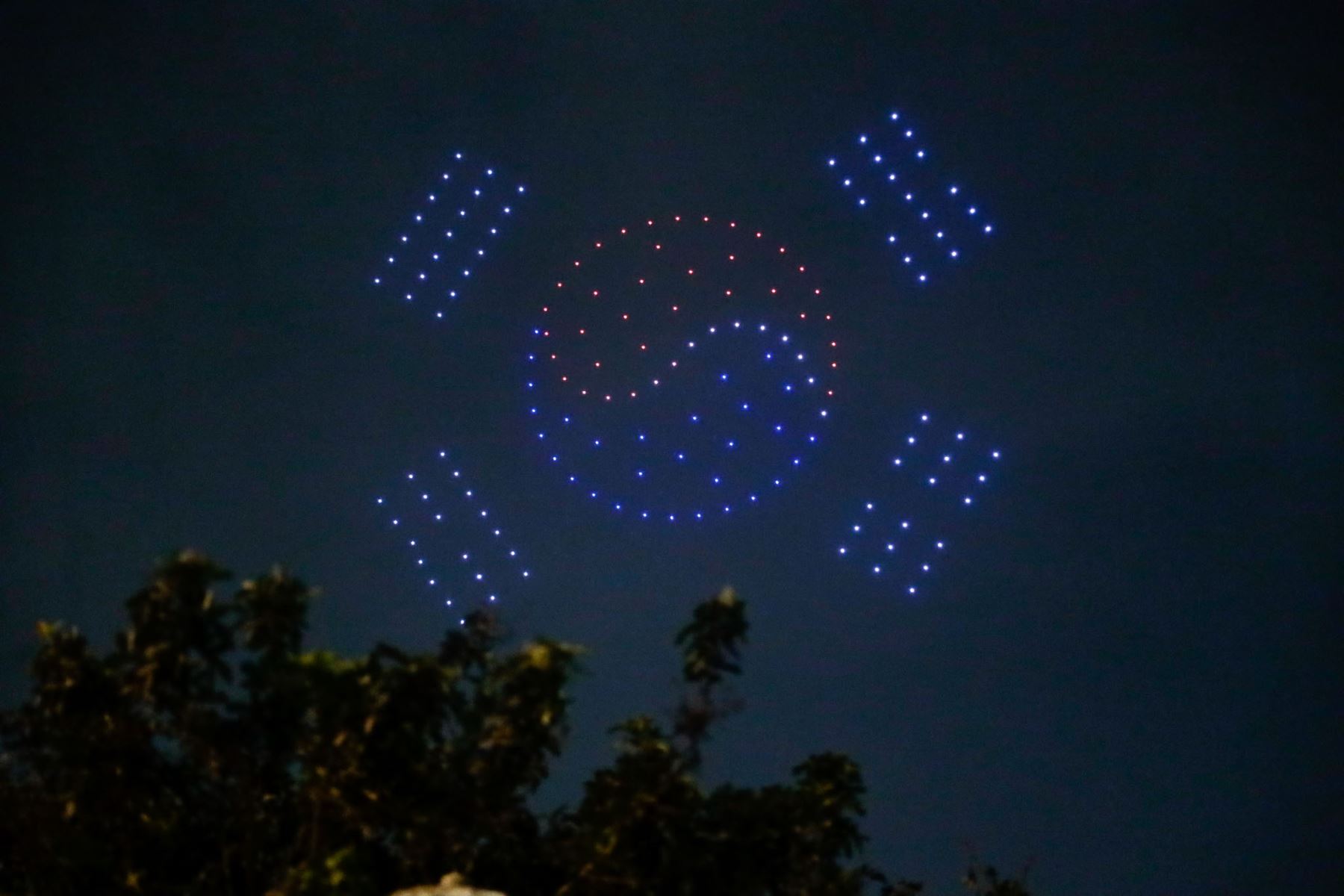 Cientos de seguidoras de BTS presenciaron un espectáculo de luces con drones en el cielo limeño, realizado en el marco de la visita de la agrupación surcoreana al Perú como parte de su gira BTS World Tour Arirang. La actividad se desarrolló desde el parque Armendáriz, en Miraflores. Foto: ANDINA/Daniel Bracamonte.