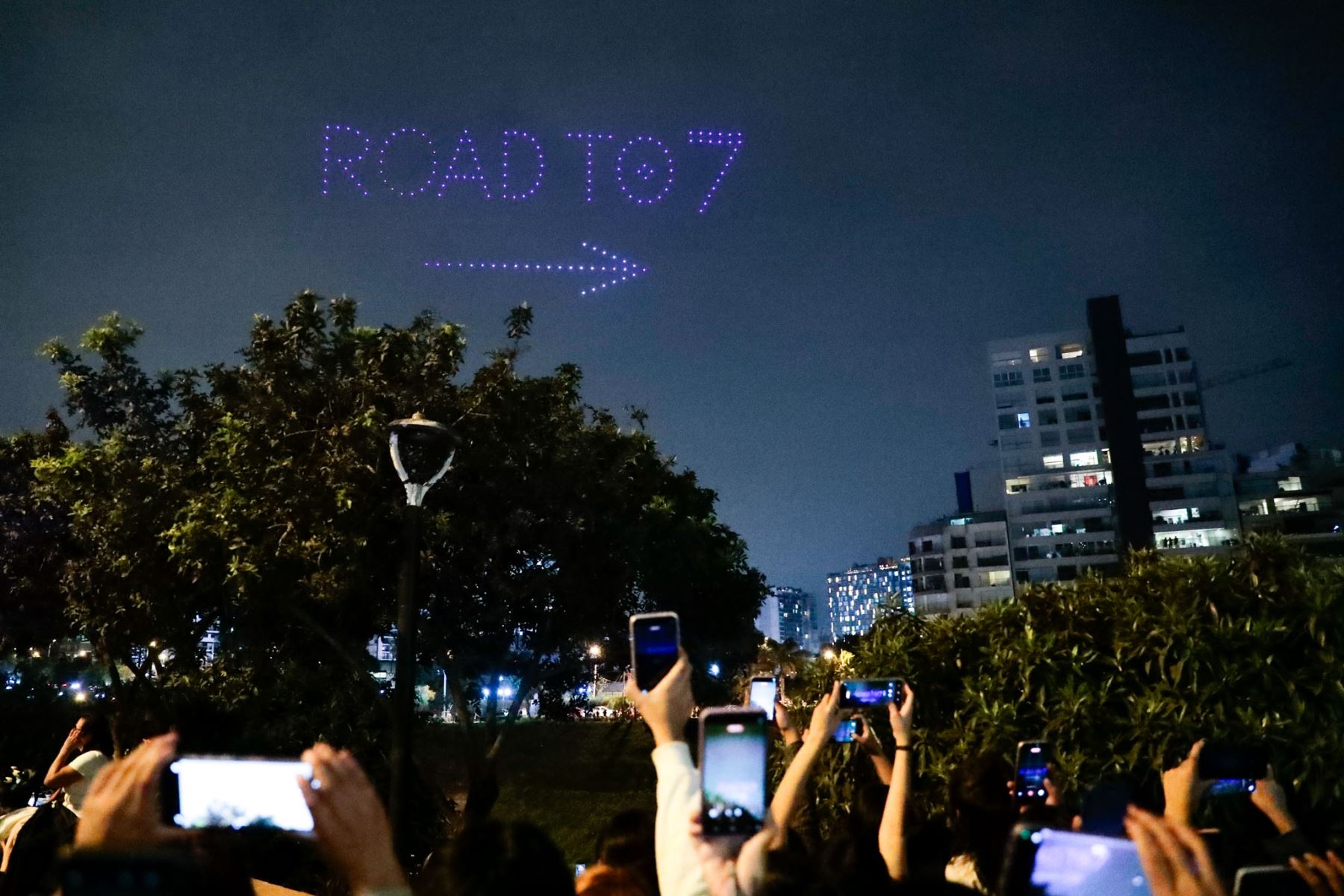 Cientos de seguidoras de BTS presenciaron un espectáculo de luces con drones en el cielo limeño, realizado en el marco de la visita de la agrupación surcoreana al Perú como parte de su gira BTS World Tour Arirang. La actividad se desarrolló desde el parque Armendáriz, en Miraflores. Foto: ANDINA/Daniel Bracamonte.