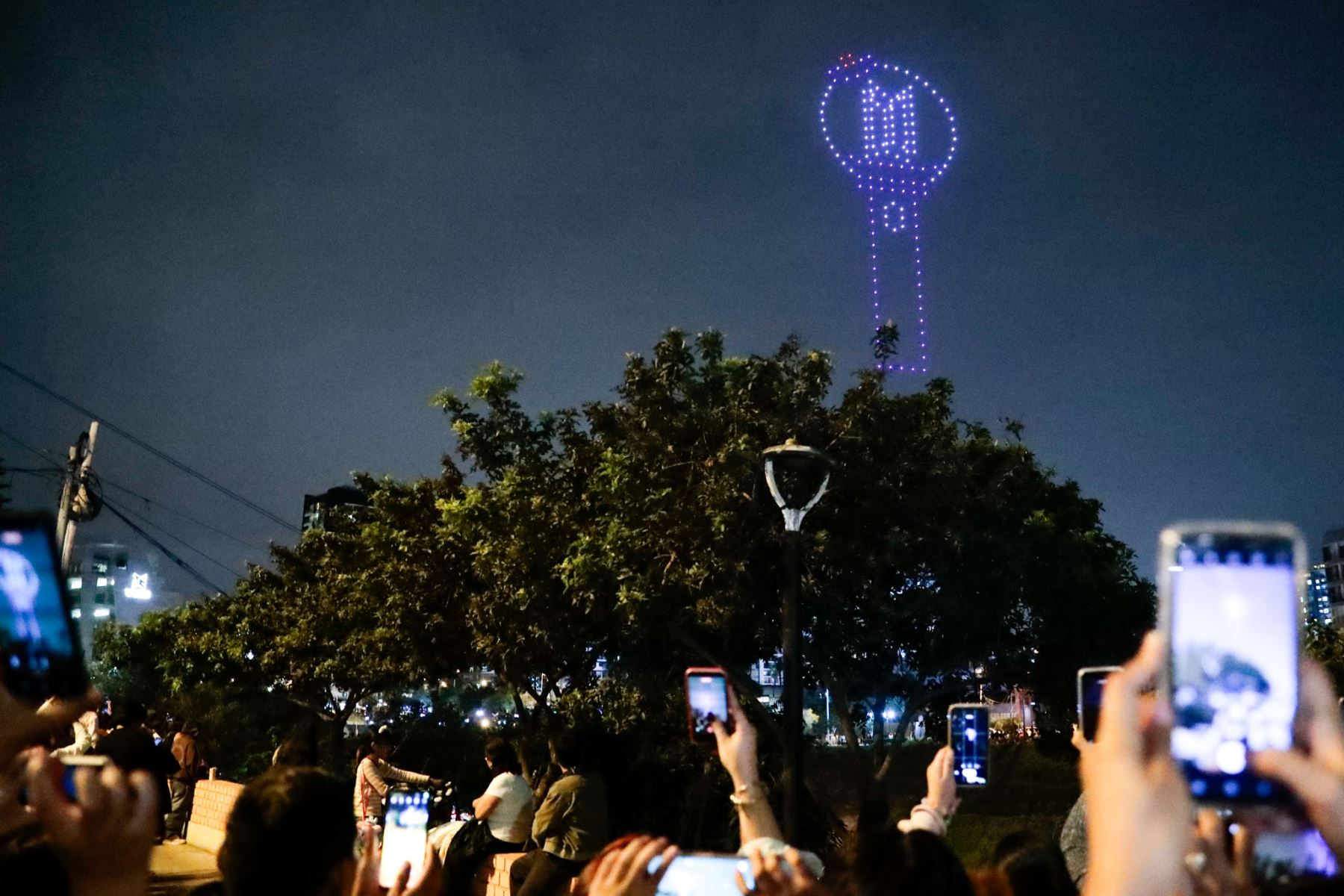 Cientos de seguidoras de BTS presenciaron un espectáculo de luces con drones en el cielo limeño, realizado en el marco de la visita de la agrupación surcoreana al Perú como parte de su gira BTS World Tour Arirang. La actividad se desarrolló desde el parque Armendáriz, en Miraflores. Foto: ANDINA/Daniel Bracamonte.