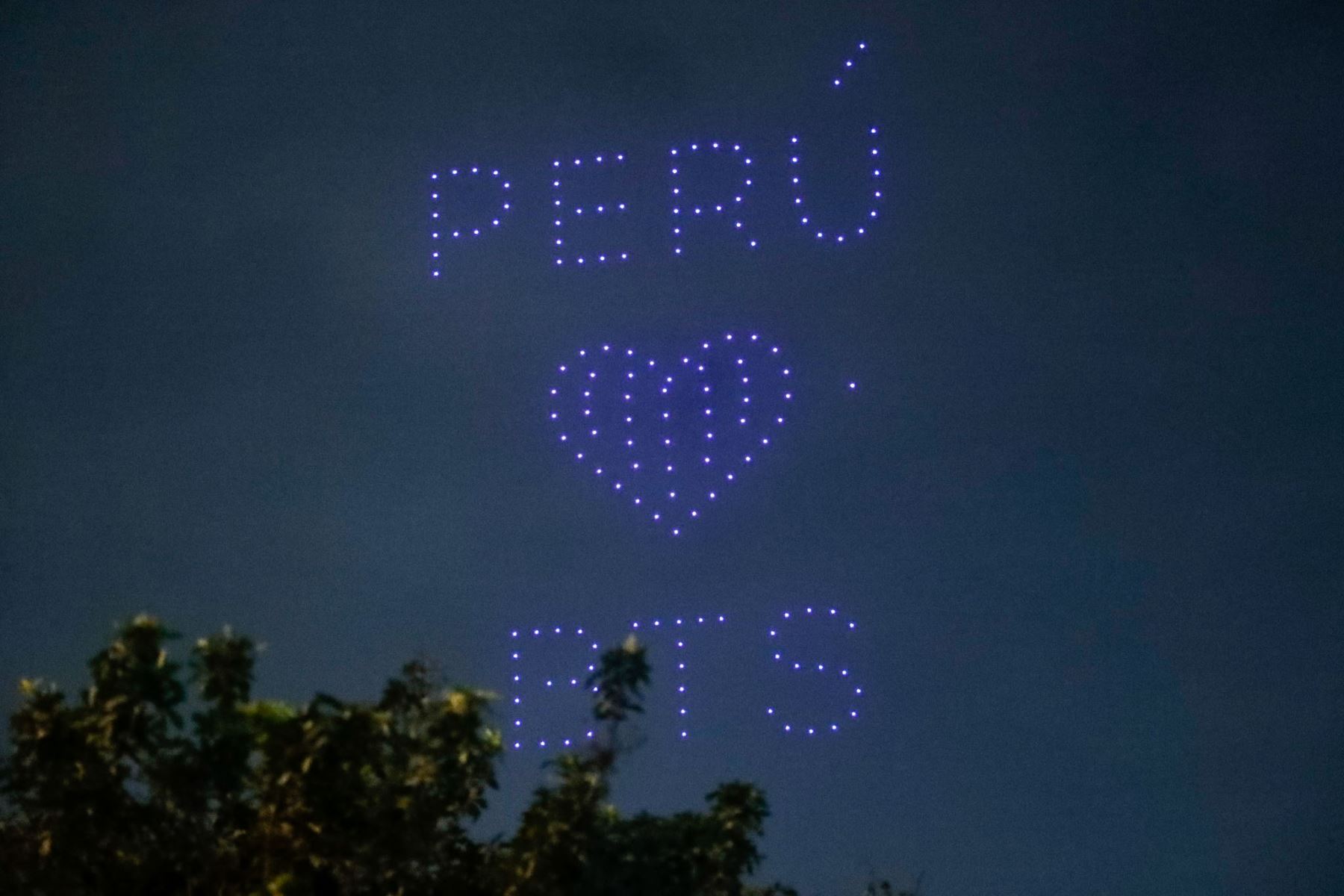 Cientos de seguidoras de BTS presenciaron un espectáculo de luces con drones en el cielo limeño, realizado en el marco de la visita de la agrupación surcoreana al Perú como parte de su gira BTS World Tour Arirang. La actividad se desarrolló desde el parque Armendáriz, en Miraflores. Foto: ANDINA/Daniel Bracamonte.