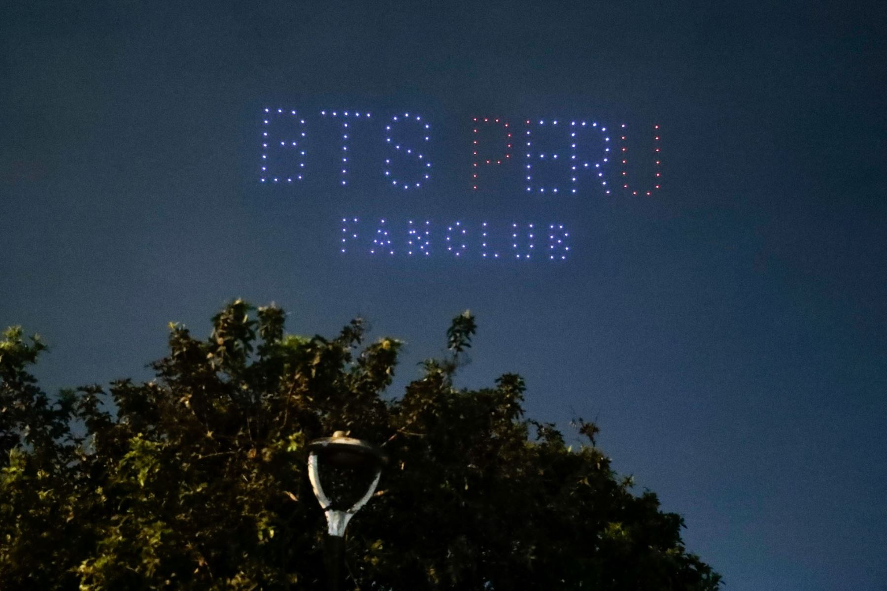 Cientos de seguidoras de BTS presenciaron un espectáculo de luces con drones en el cielo limeño, realizado en el marco de la visita de la agrupación surcoreana al Perú como parte de su gira BTS World Tour Arirang. La actividad se desarrolló desde el parque Armendáriz, en Miraflores. Foto: ANDINA/Daniel Bracamonte.